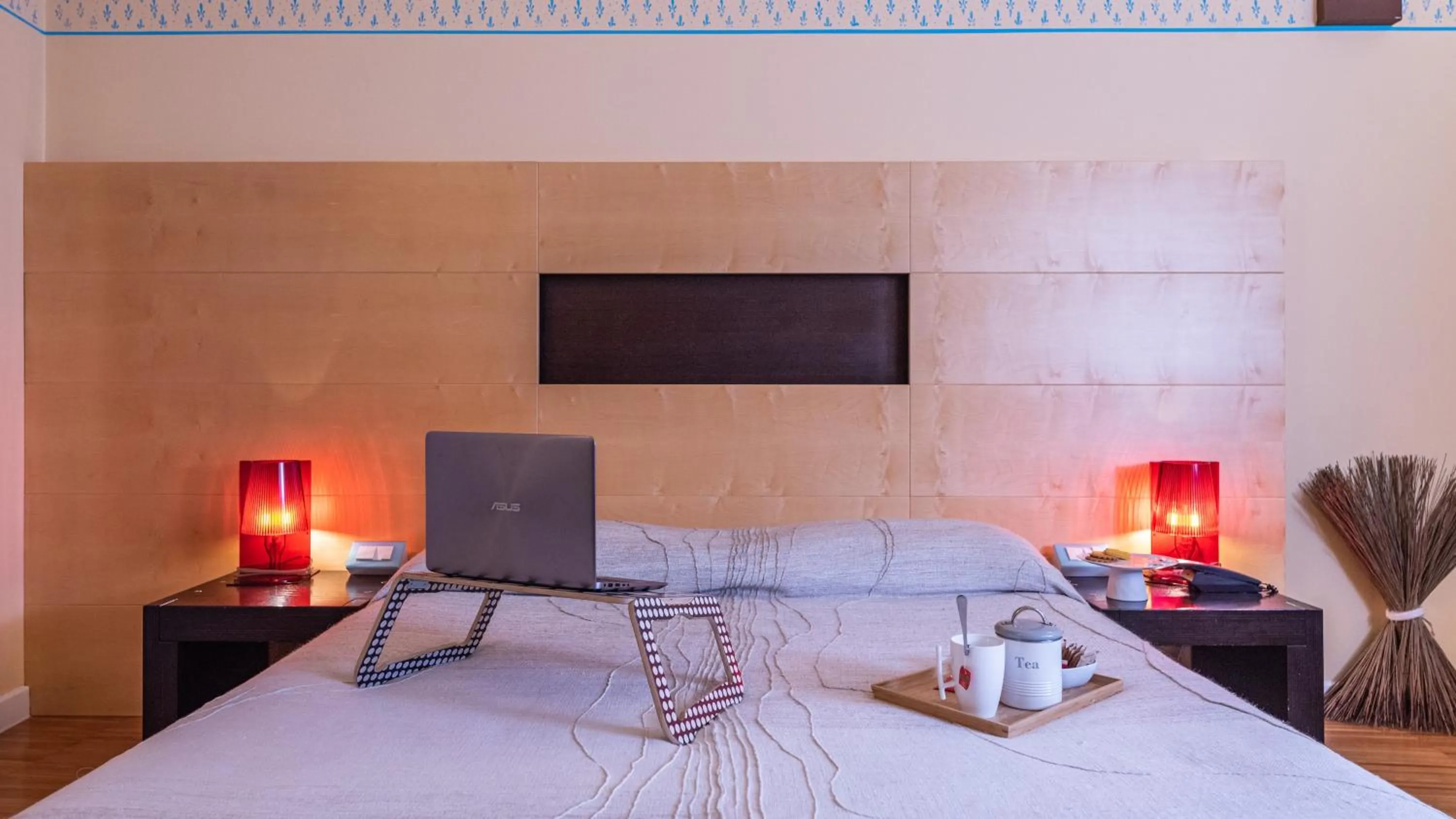 Photo of the whole room, Bed in Hotel Suite Inn