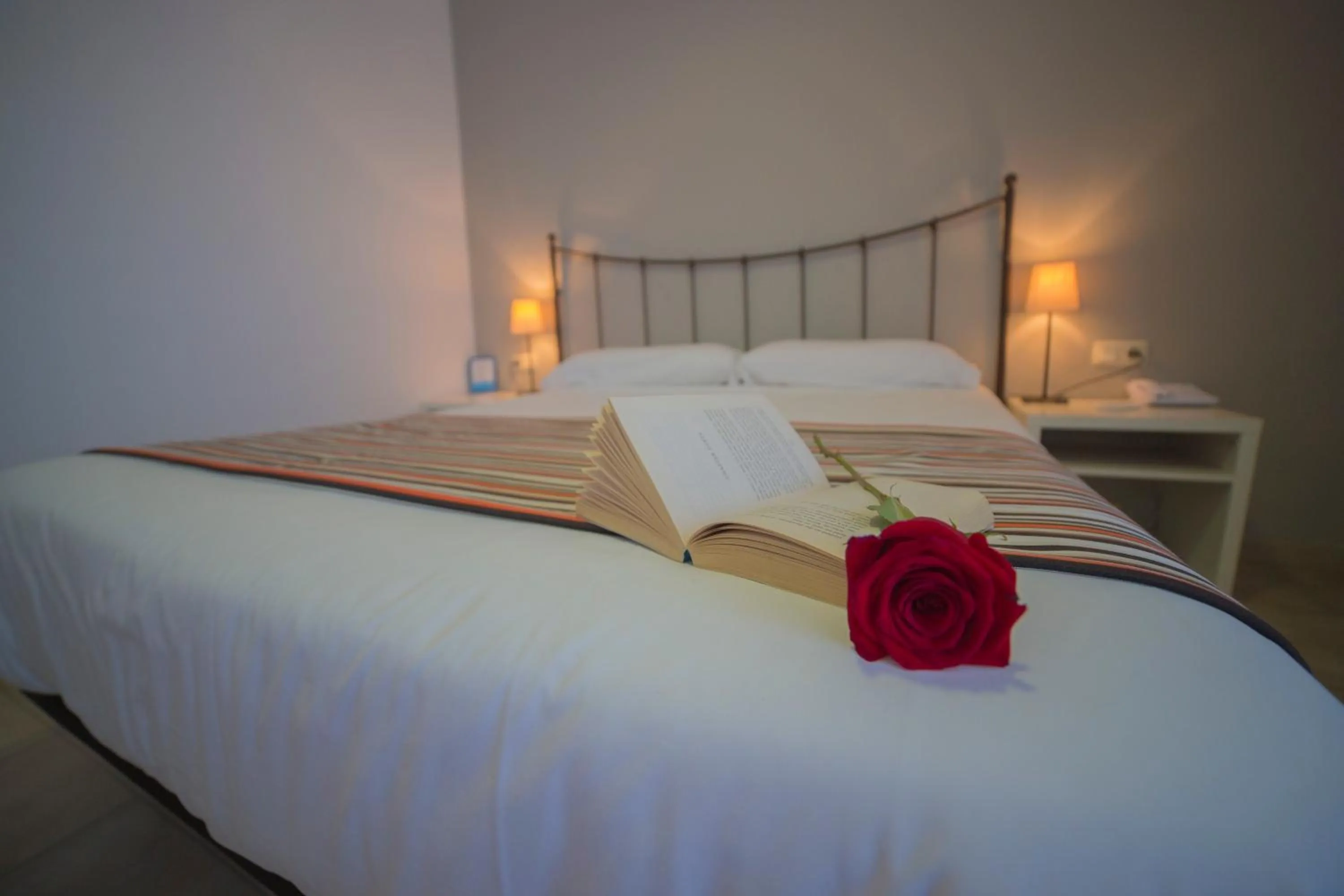 Bed in Casa Del Mar Hotel & Apartaments