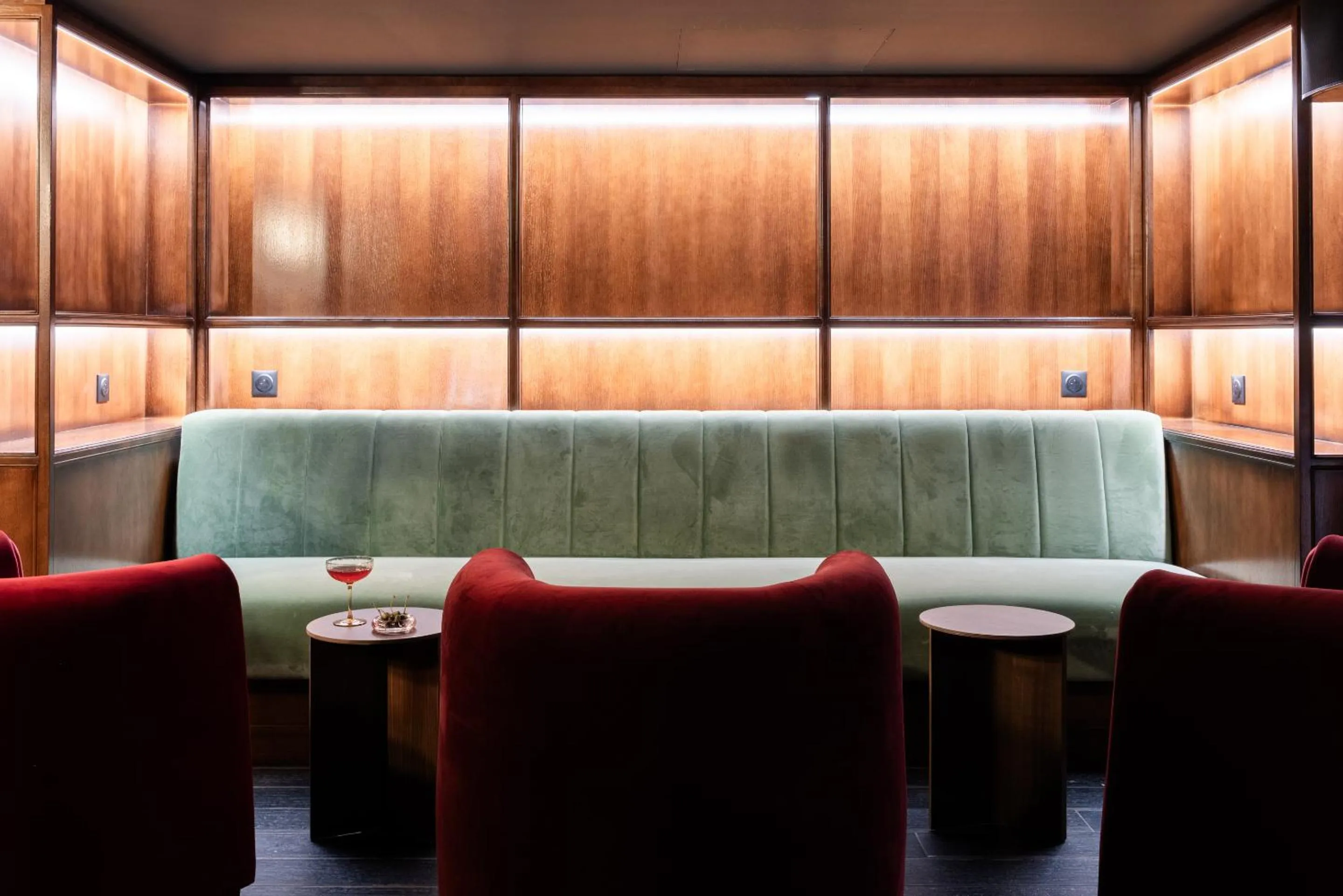 Dining area in 1.75 Paris Le Charme