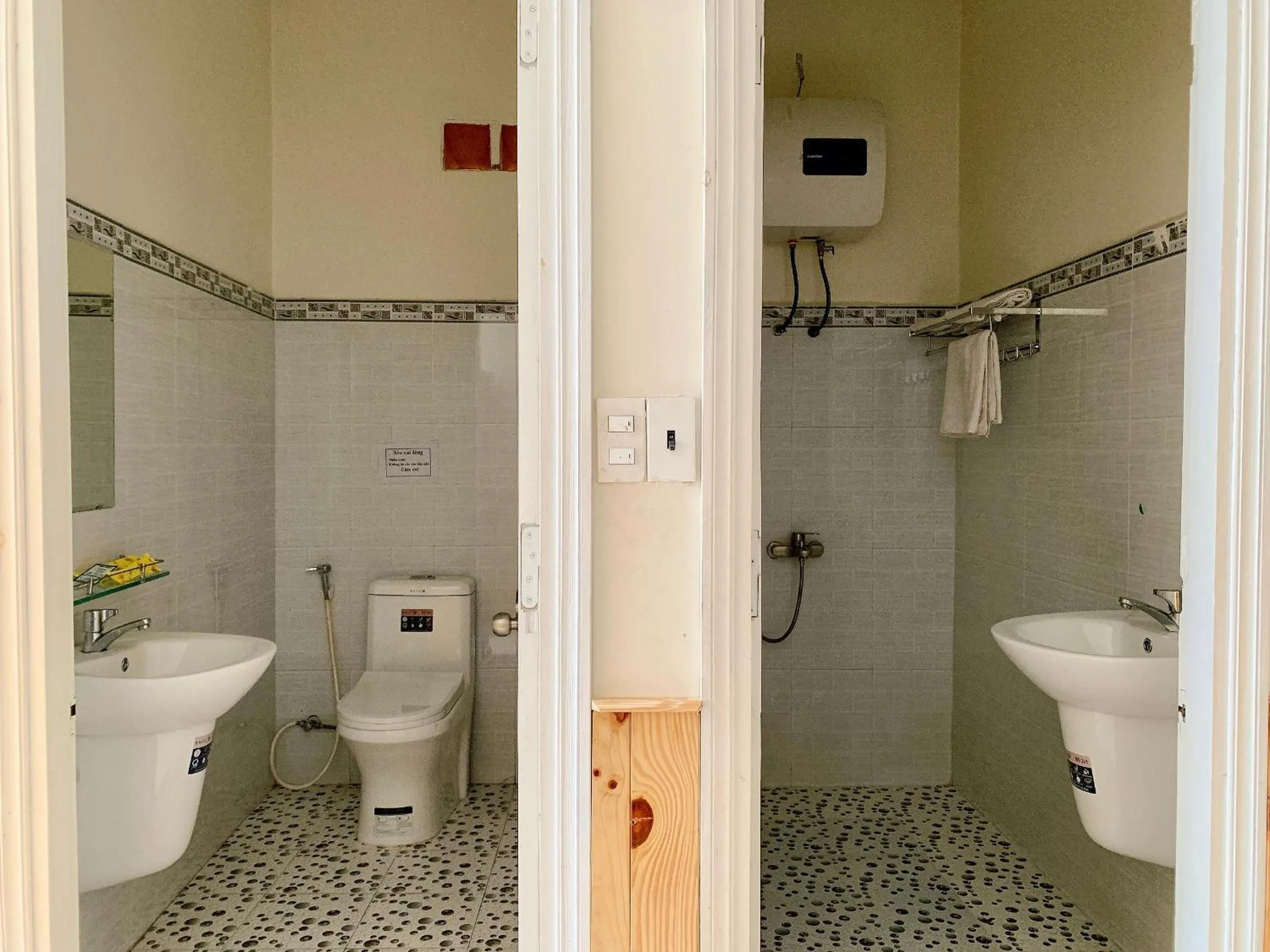 Toilet in Hoang Nguyen Hotel