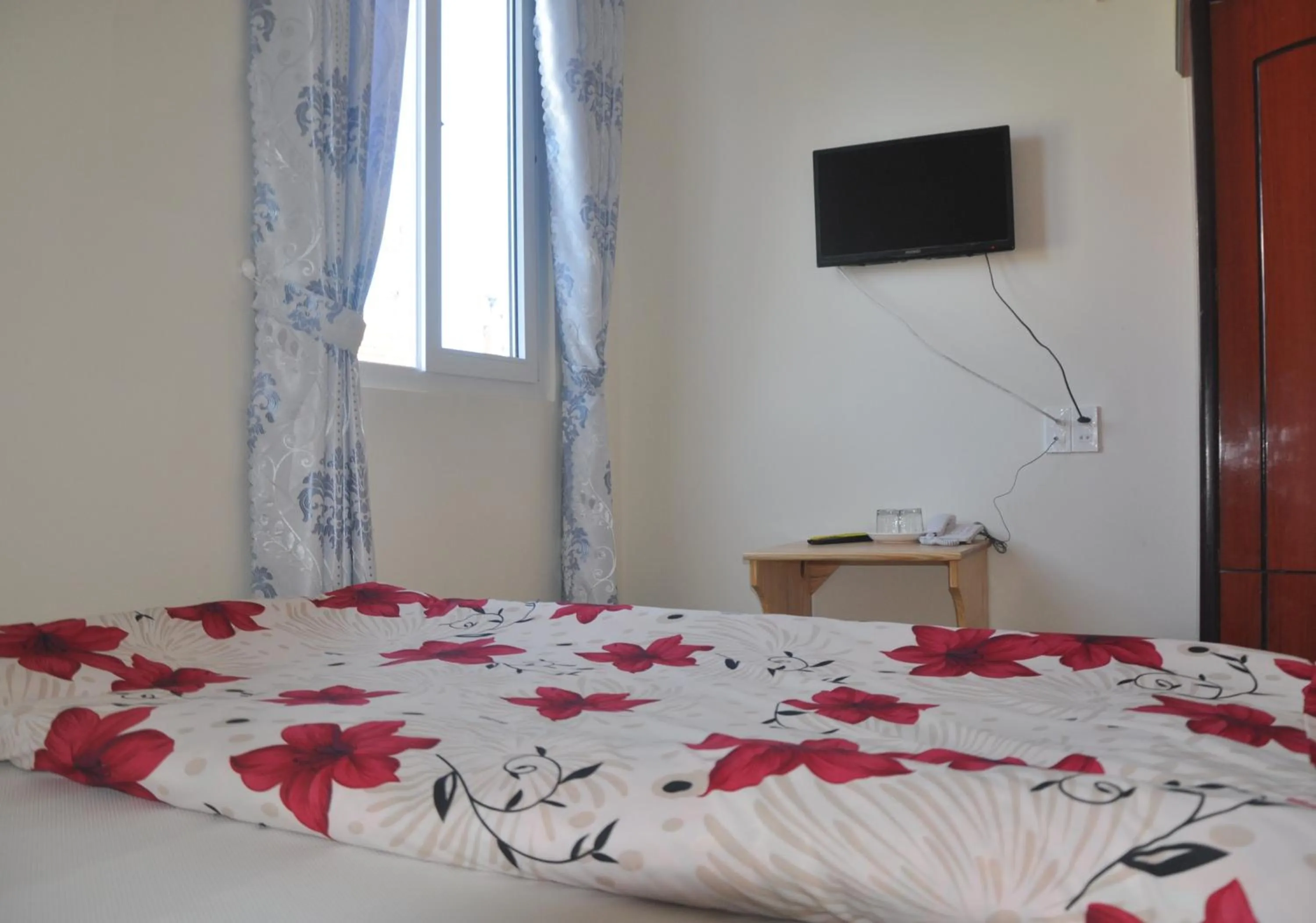 TV and multimedia, Bed in Hoang Nguyen Hotel