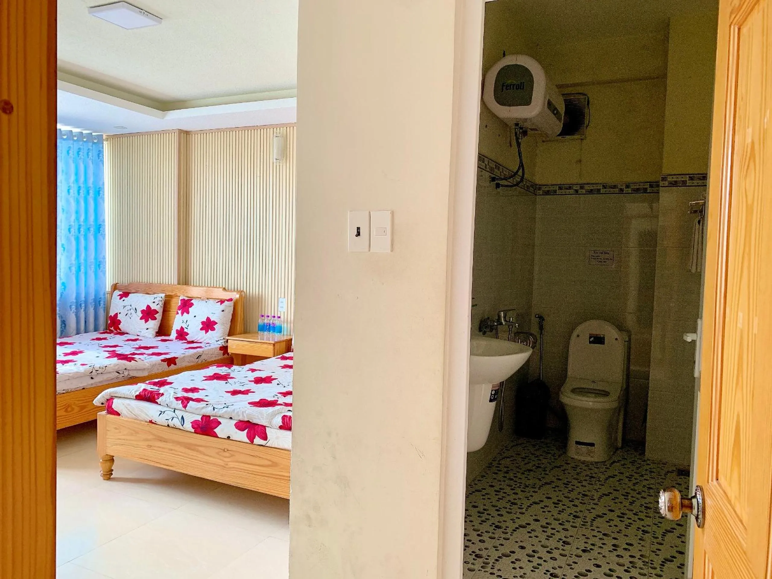 Toilet, Bed in Hoang Nguyen Hotel