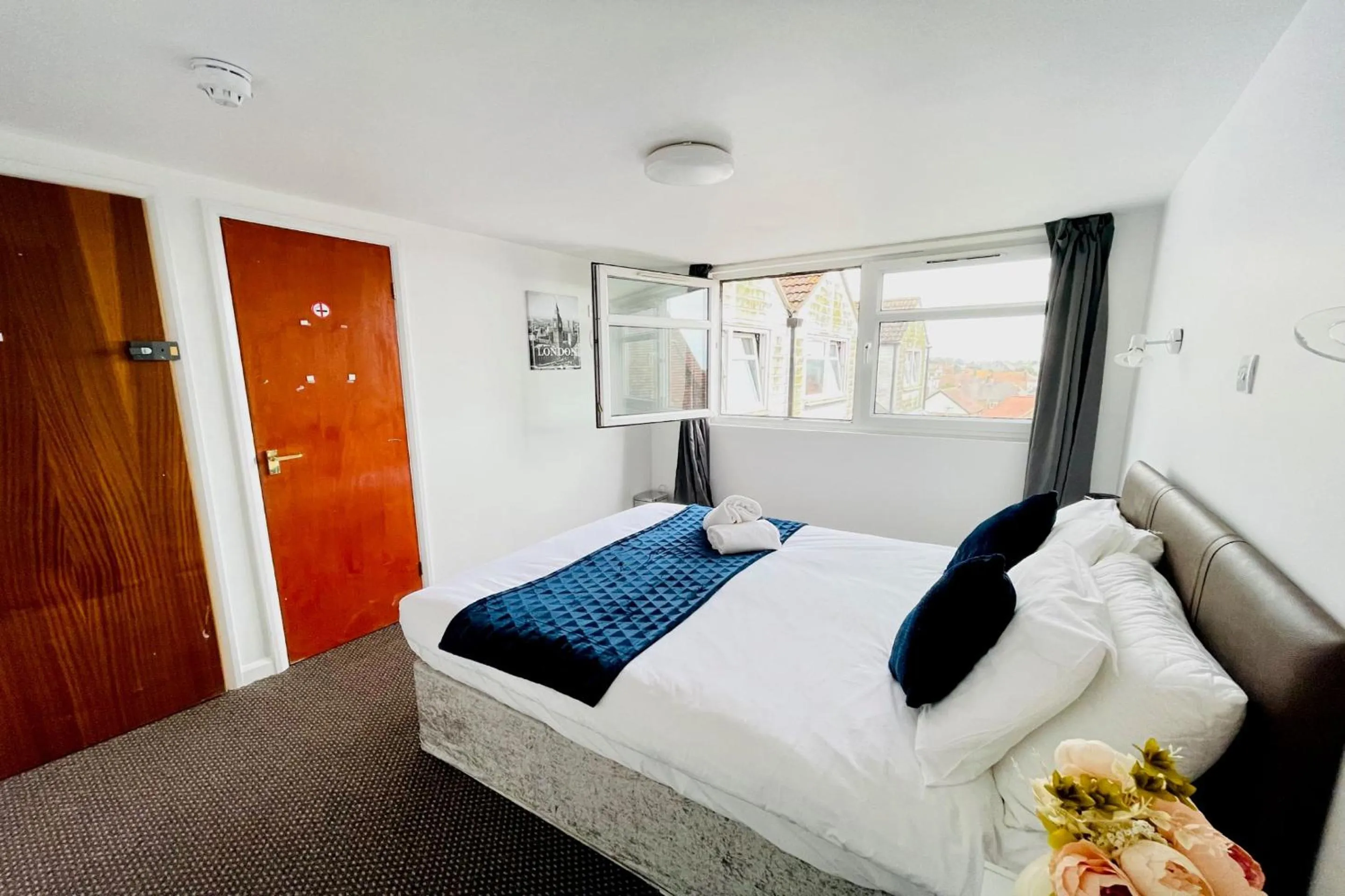 Bedroom in OYO The Sun Hotel