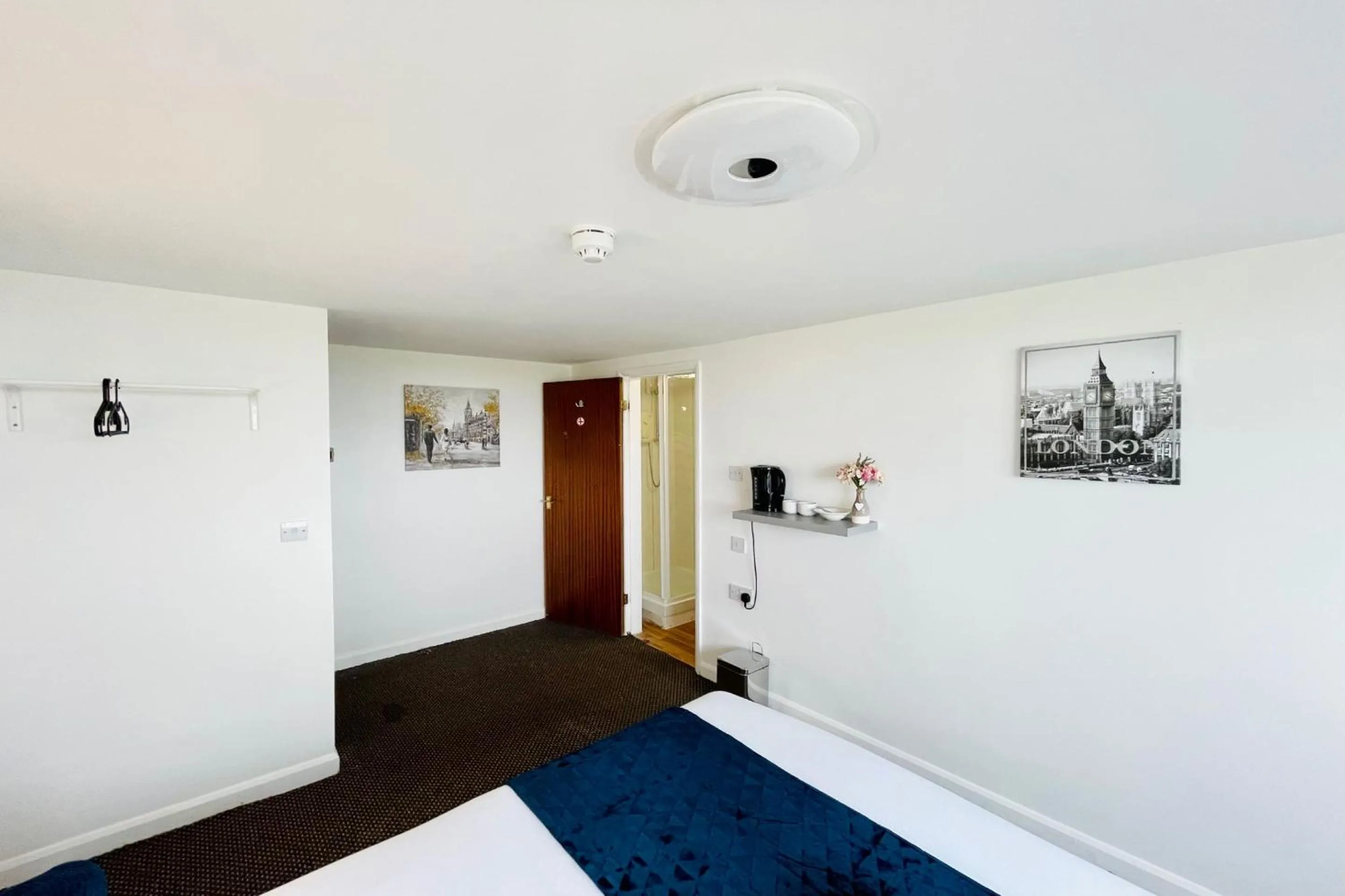 Bedroom in OYO The Sun Hotel