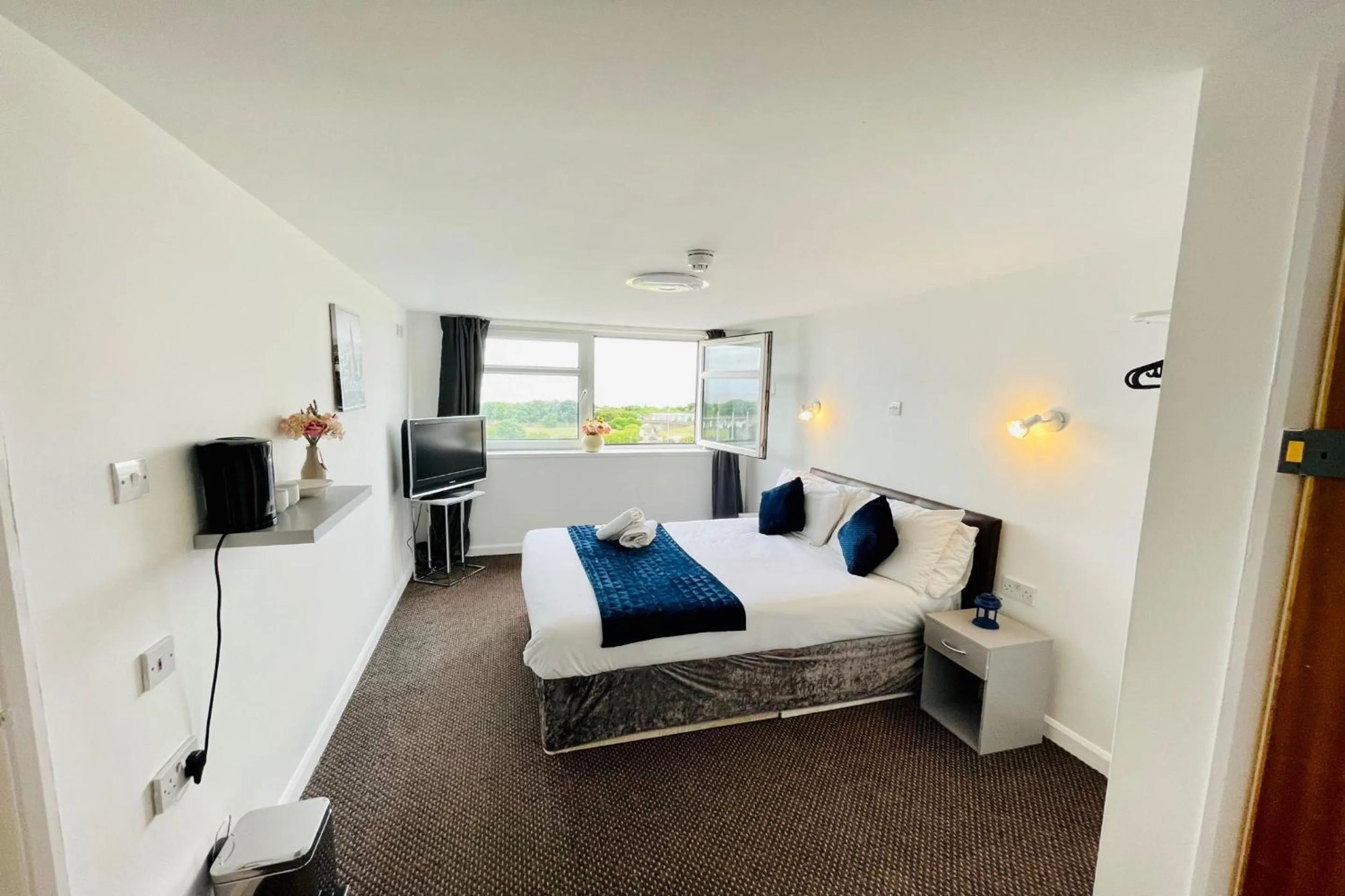 Bedroom in OYO The Sun Hotel