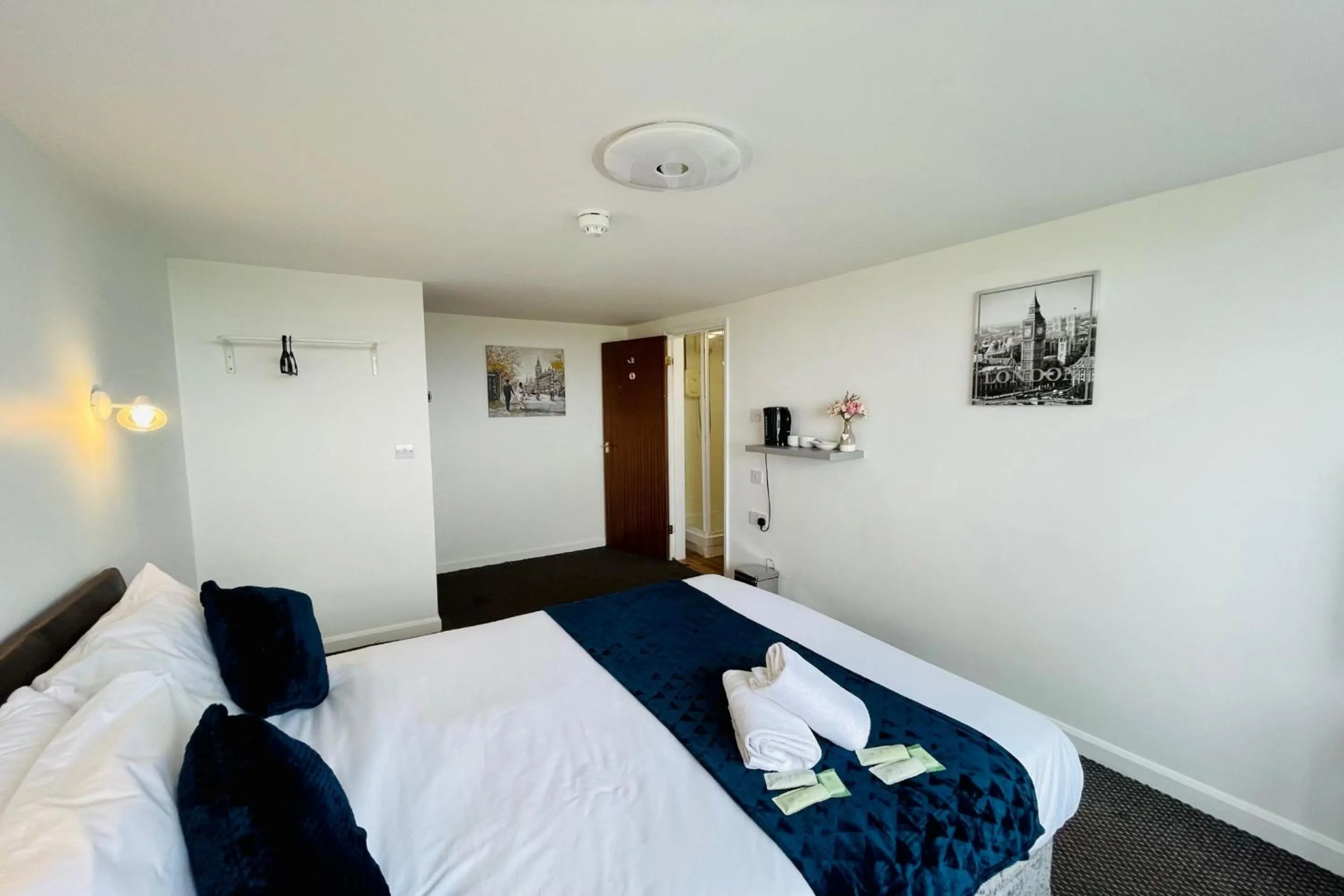 Bedroom in OYO The Sun Hotel