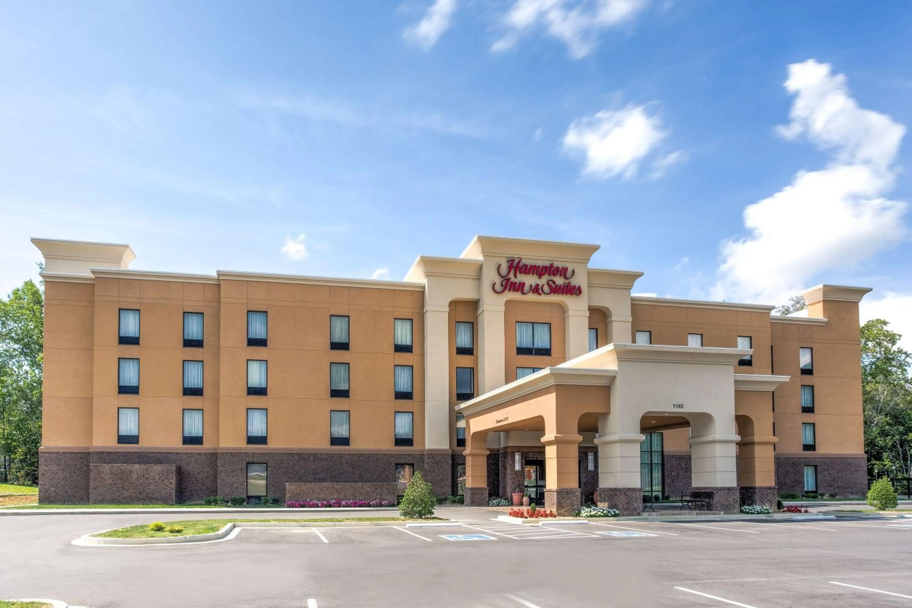 Property building in Hampton Inn & Suites Manchester, TN