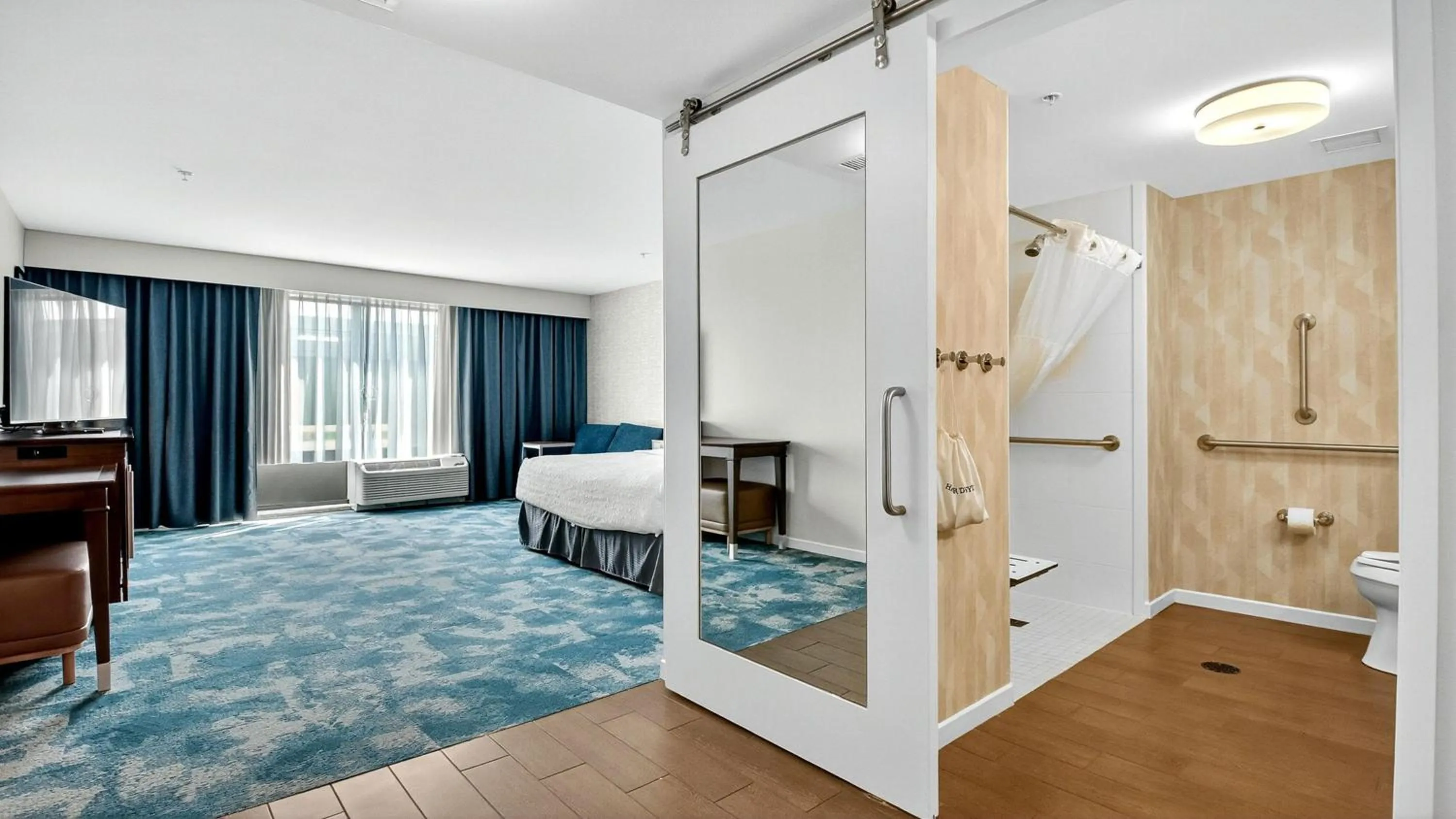 Bathroom, Bed in Hampton Inn & Suites Chippewa Falls