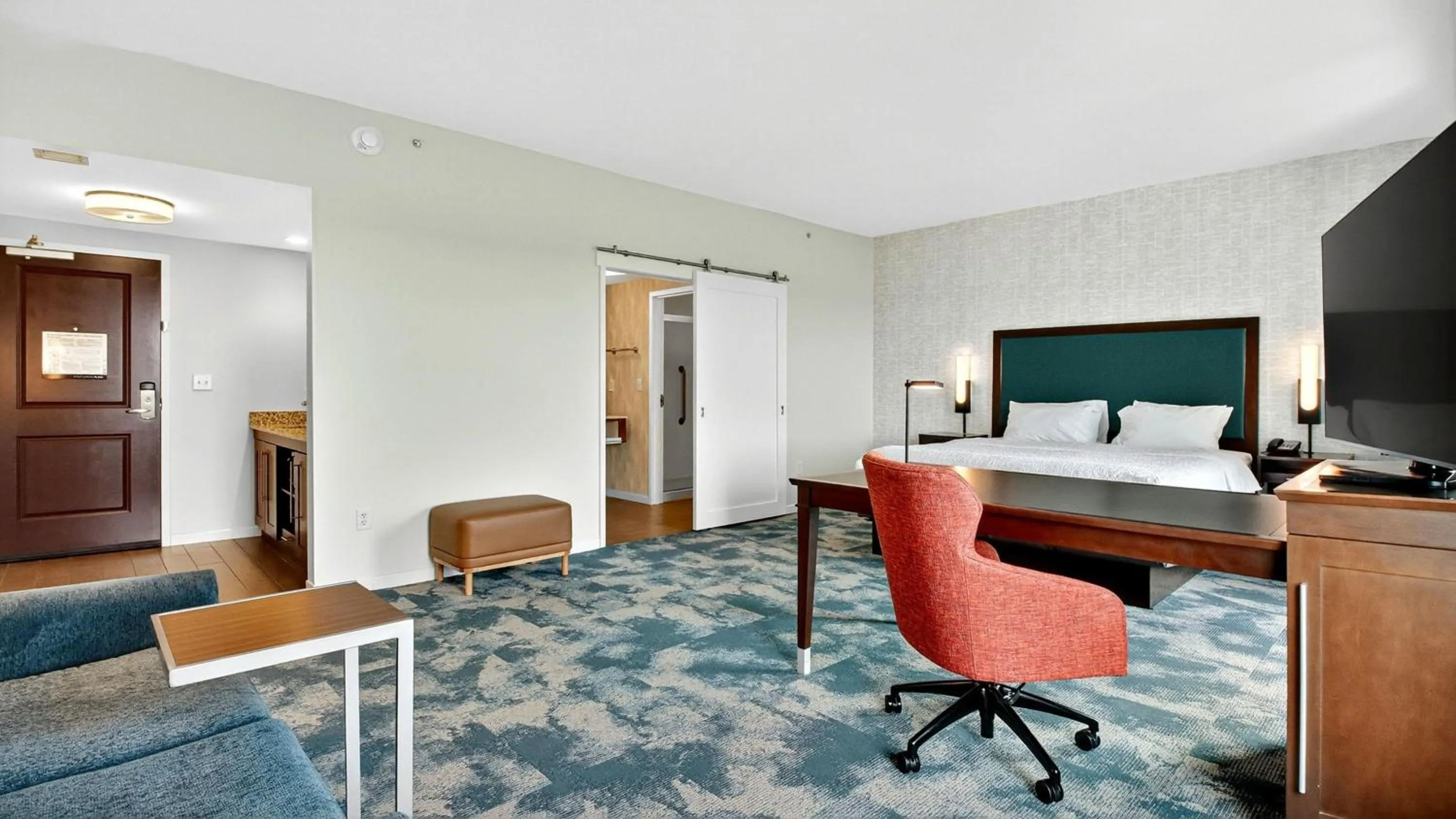 Bedroom, Bed in Hampton Inn & Suites Chippewa Falls