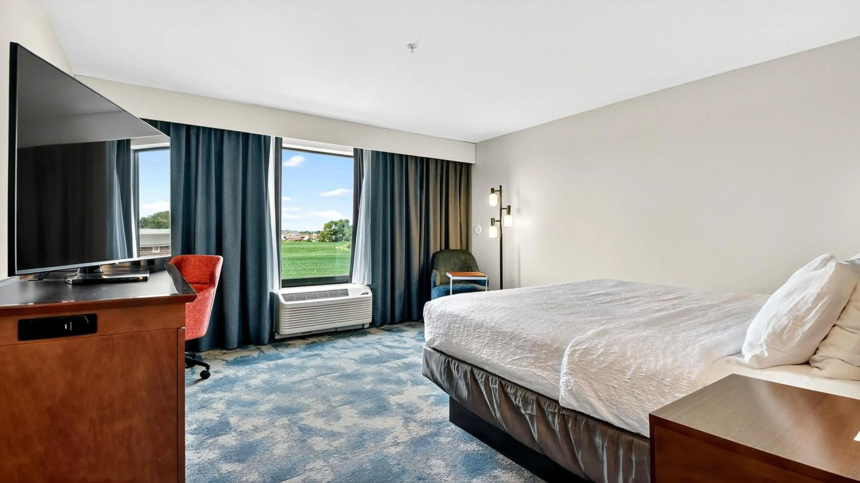 Bed in Hampton Inn & Suites Chippewa Falls