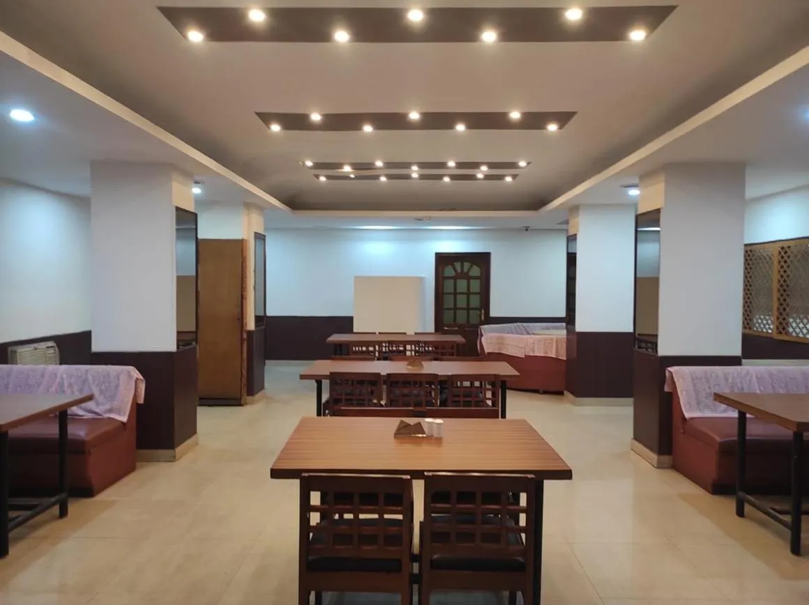 Restaurant/places to eat in Hotel Ambarish Grand Residency