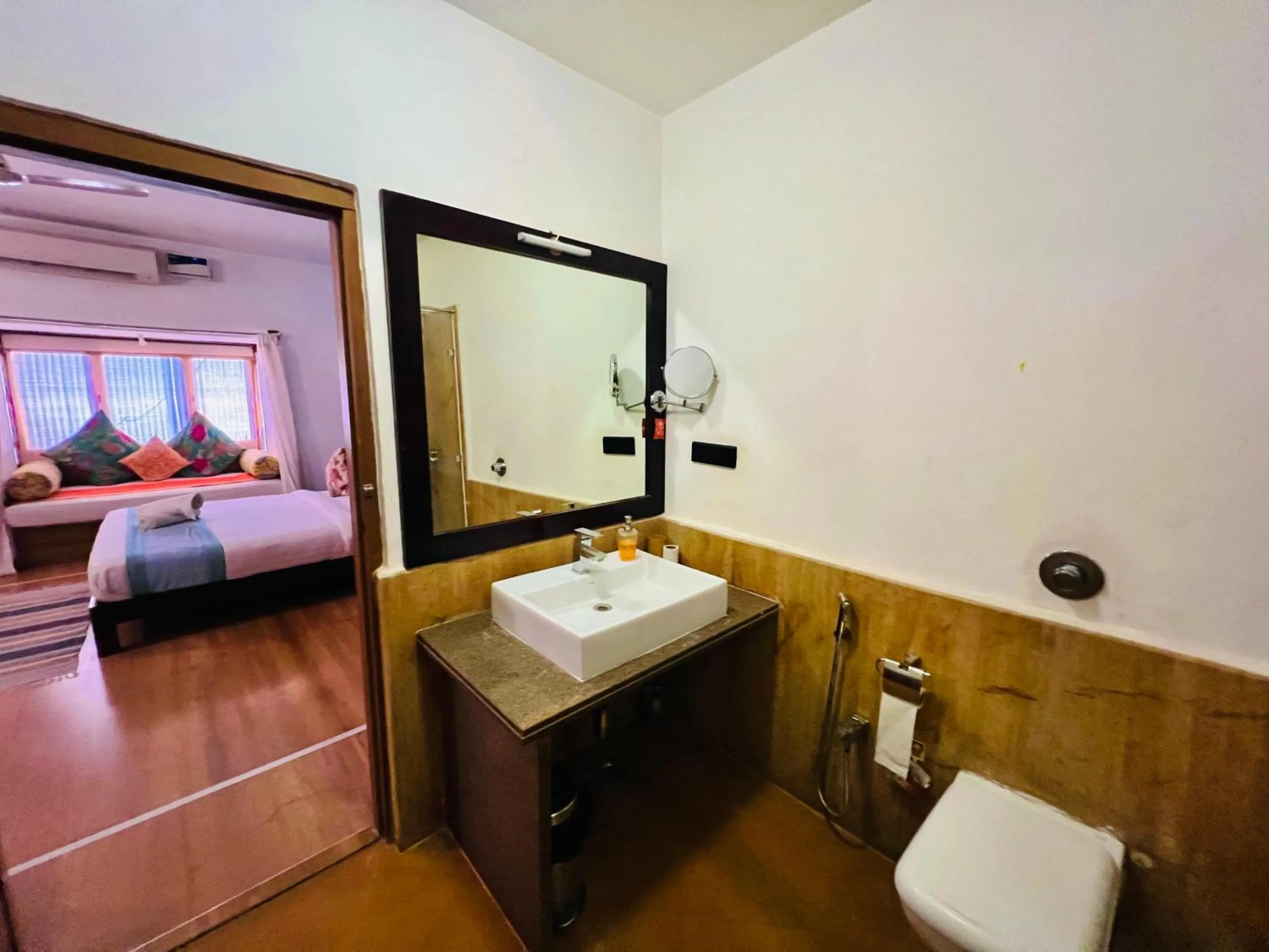 Bathroom, Bed in Hotel Jaisan Haveli
