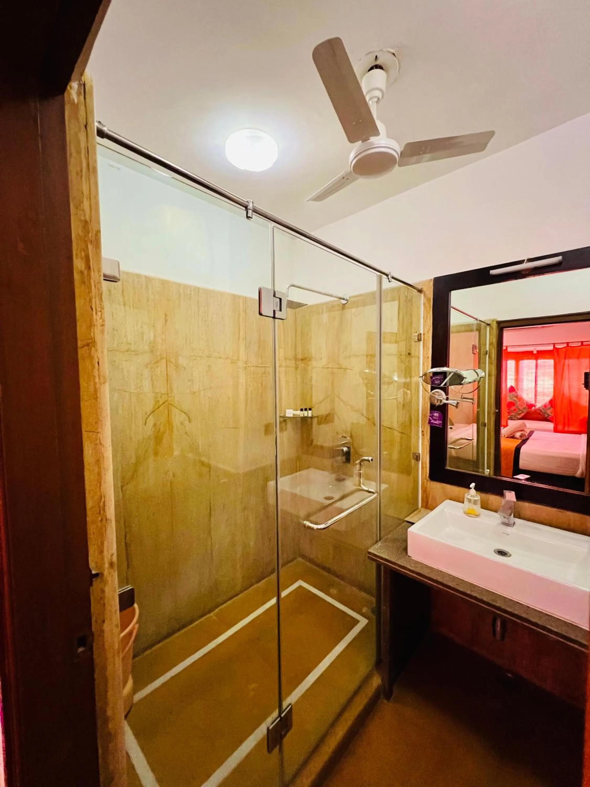 Bathroom, Bed in Hotel Jaisan Haveli