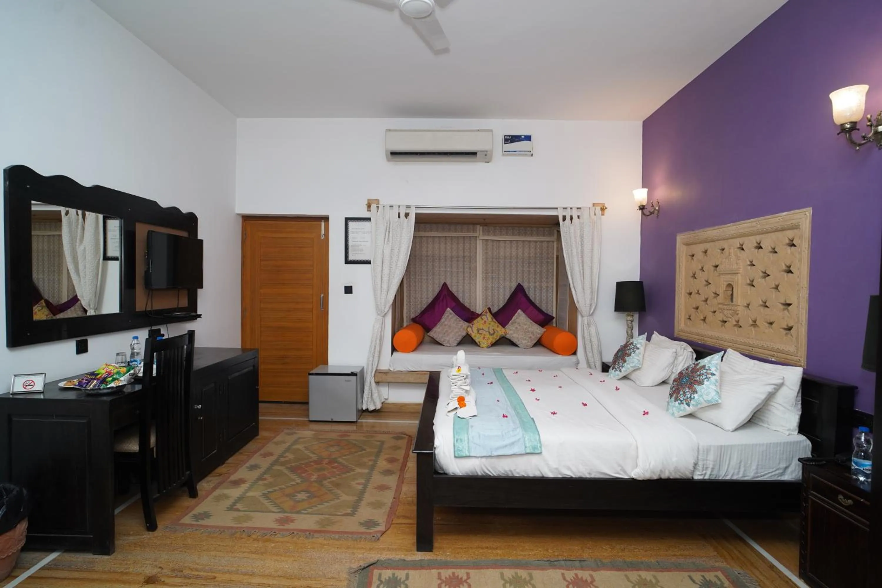 Communal lounge/ TV room, Bed in Hotel Jaisan Haveli