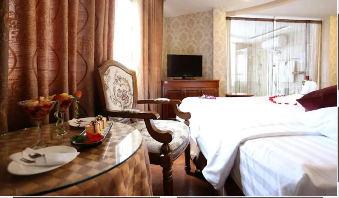 Communal lounge/ TV room, Bed in Pho Nui Hotel