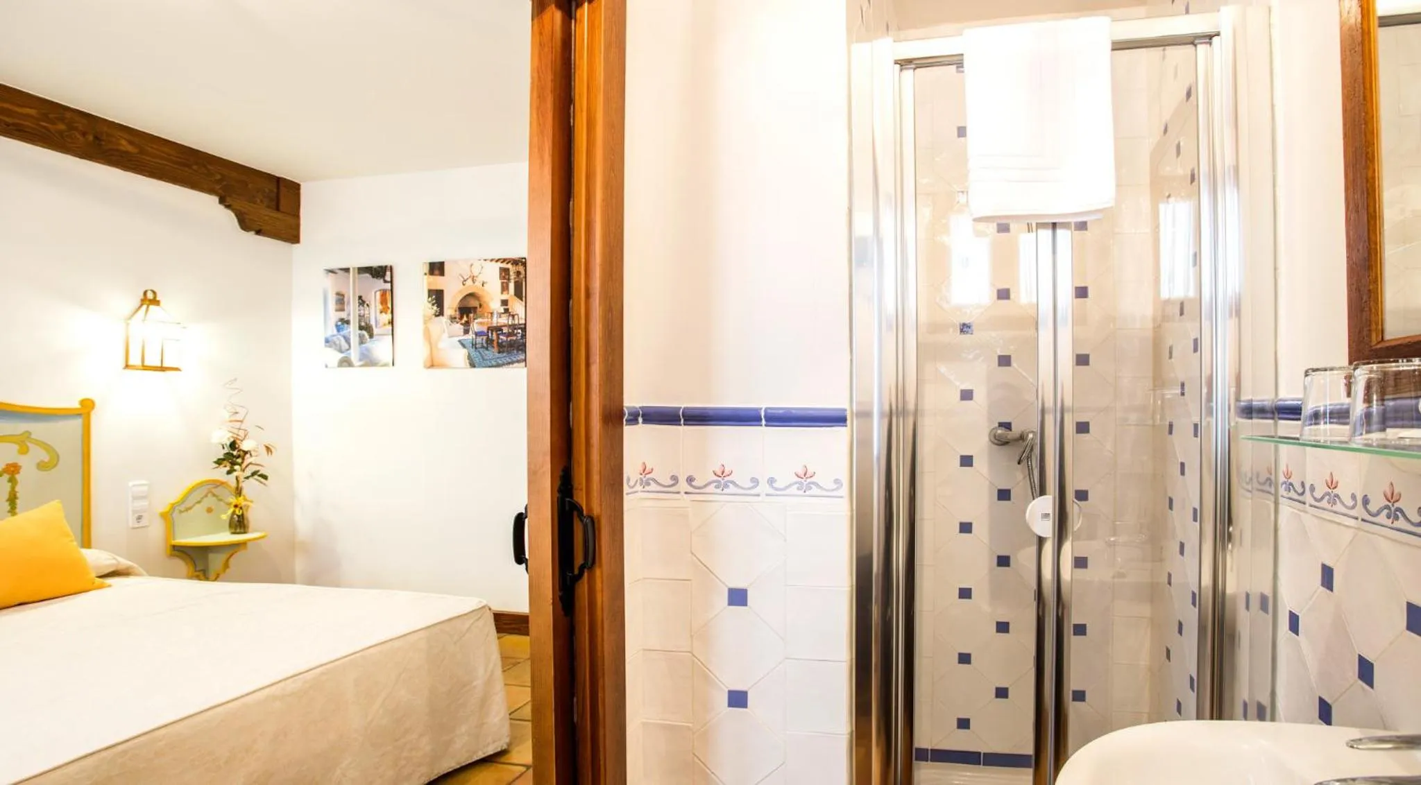 Photo of the whole room, Bed in Posada del Tio Juanón