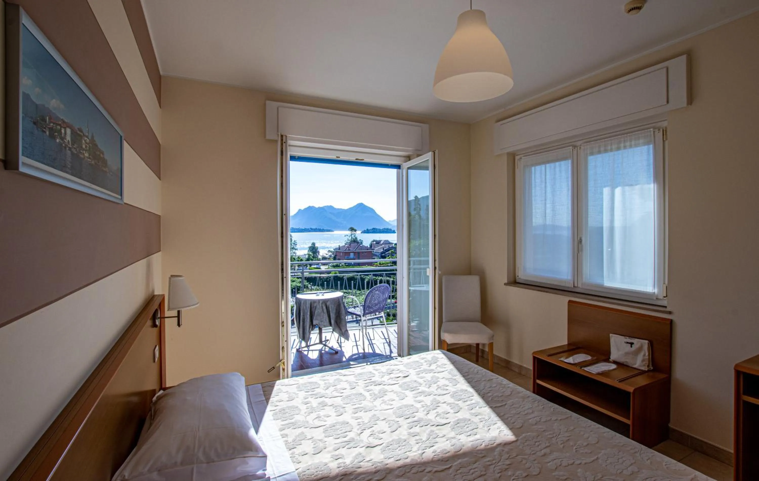 Lake view, Bed in Hotel Alpi