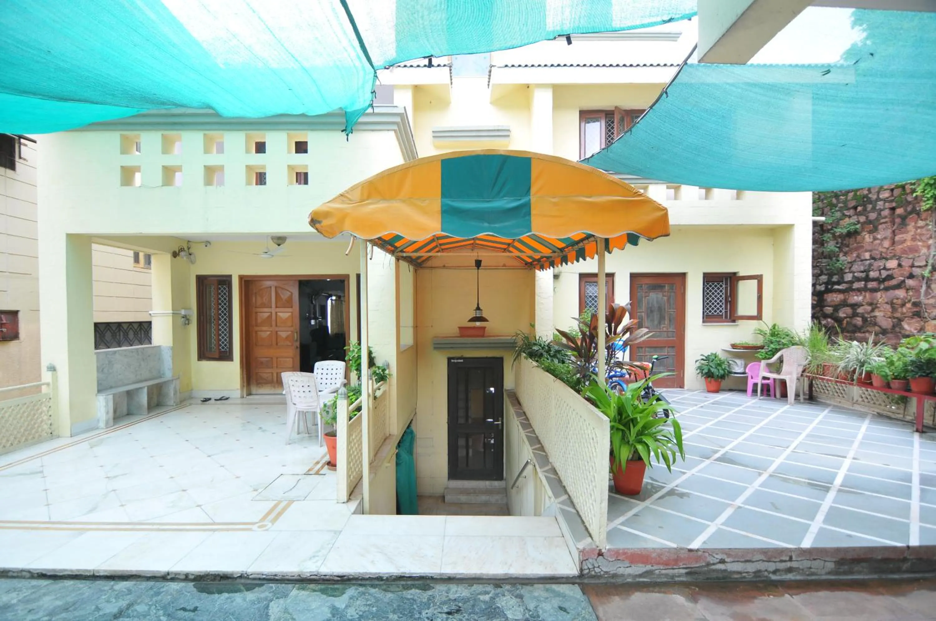 Facade/entrance in Lago villa