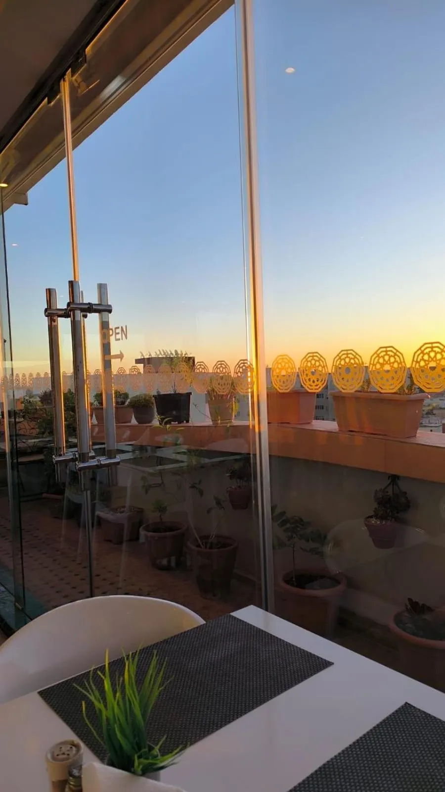 Restaurant/places to eat in Hotel Swani