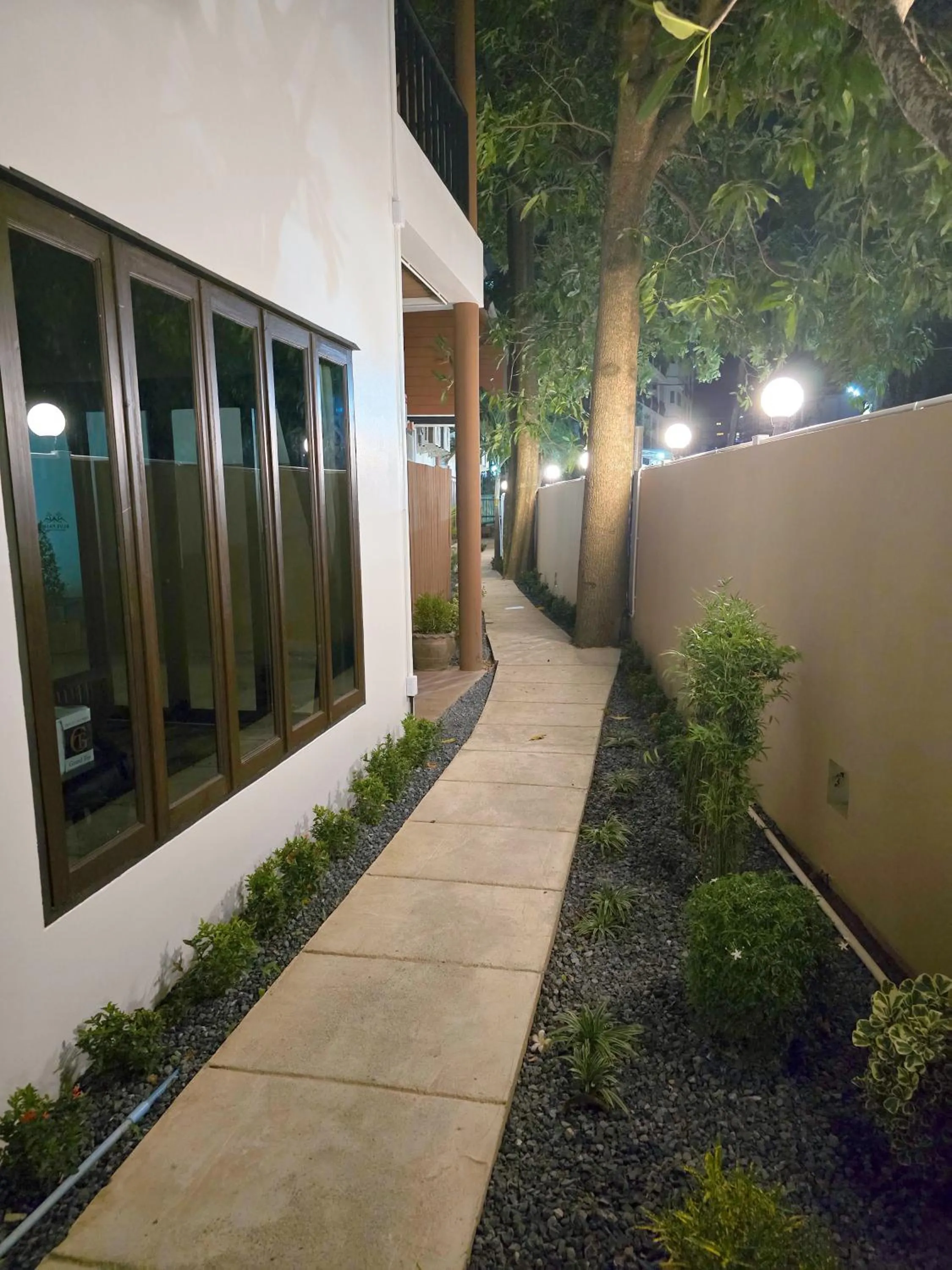 Night in Blue Palm Residence Kata