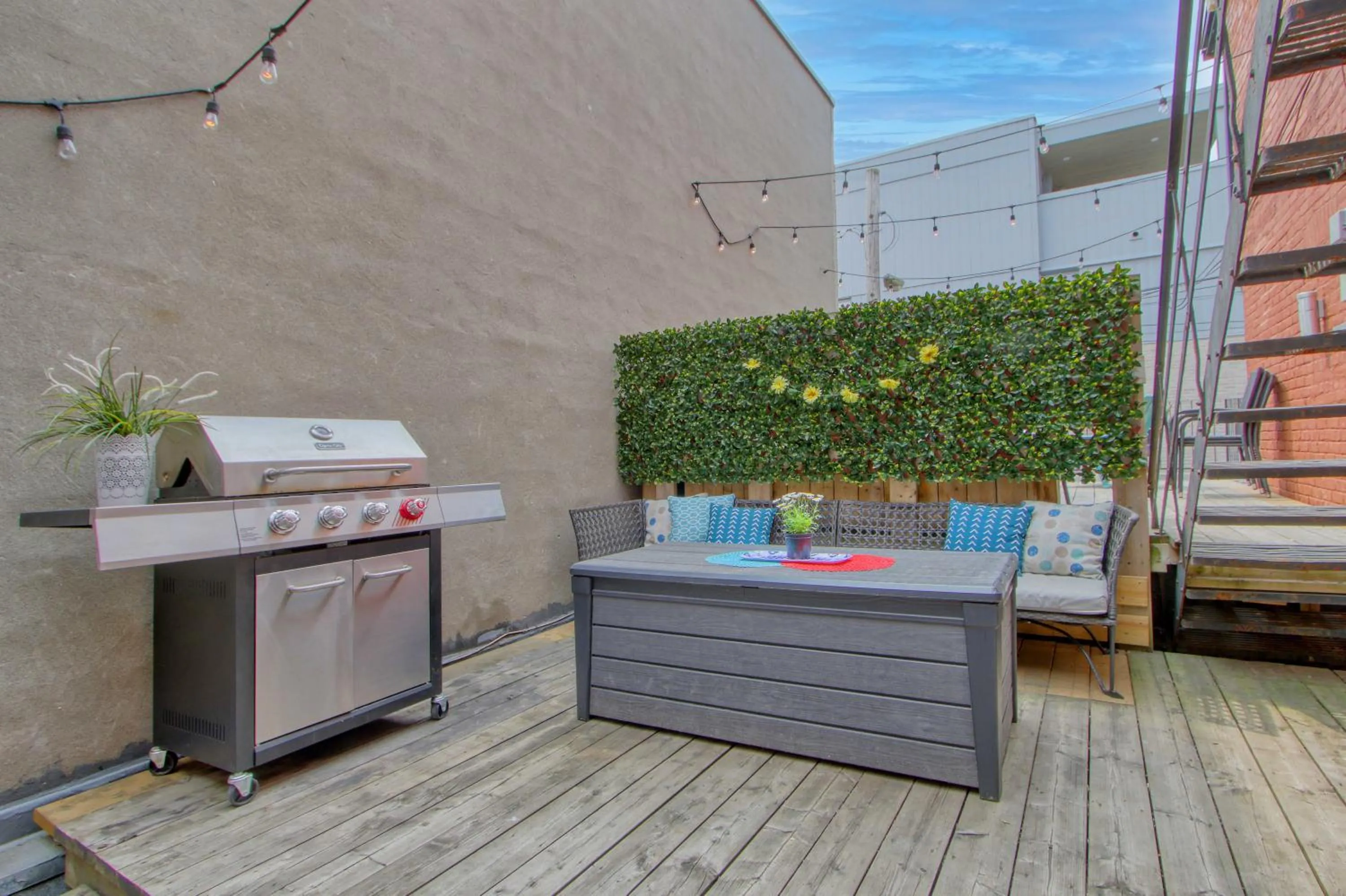 Day in MTLVacationRentals - The FabFour