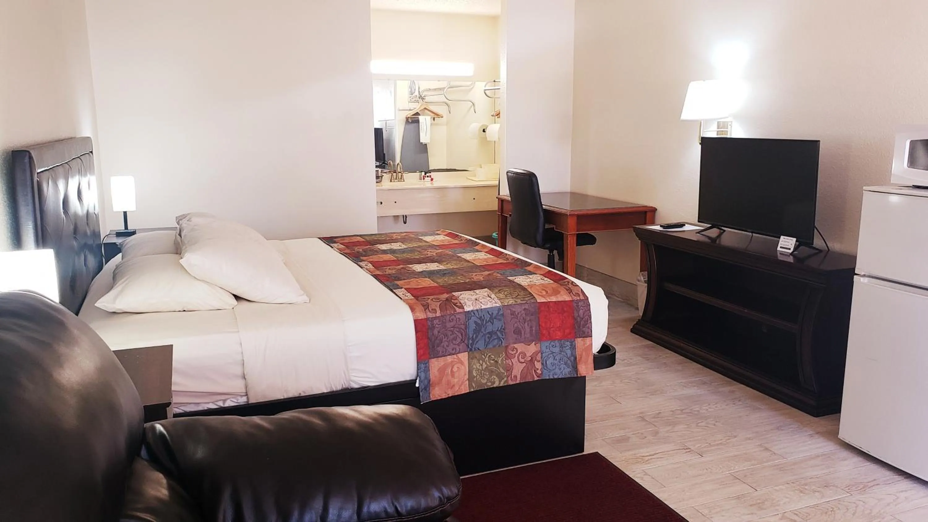 Photo of the whole room, Bed in Simple Rewards Inn