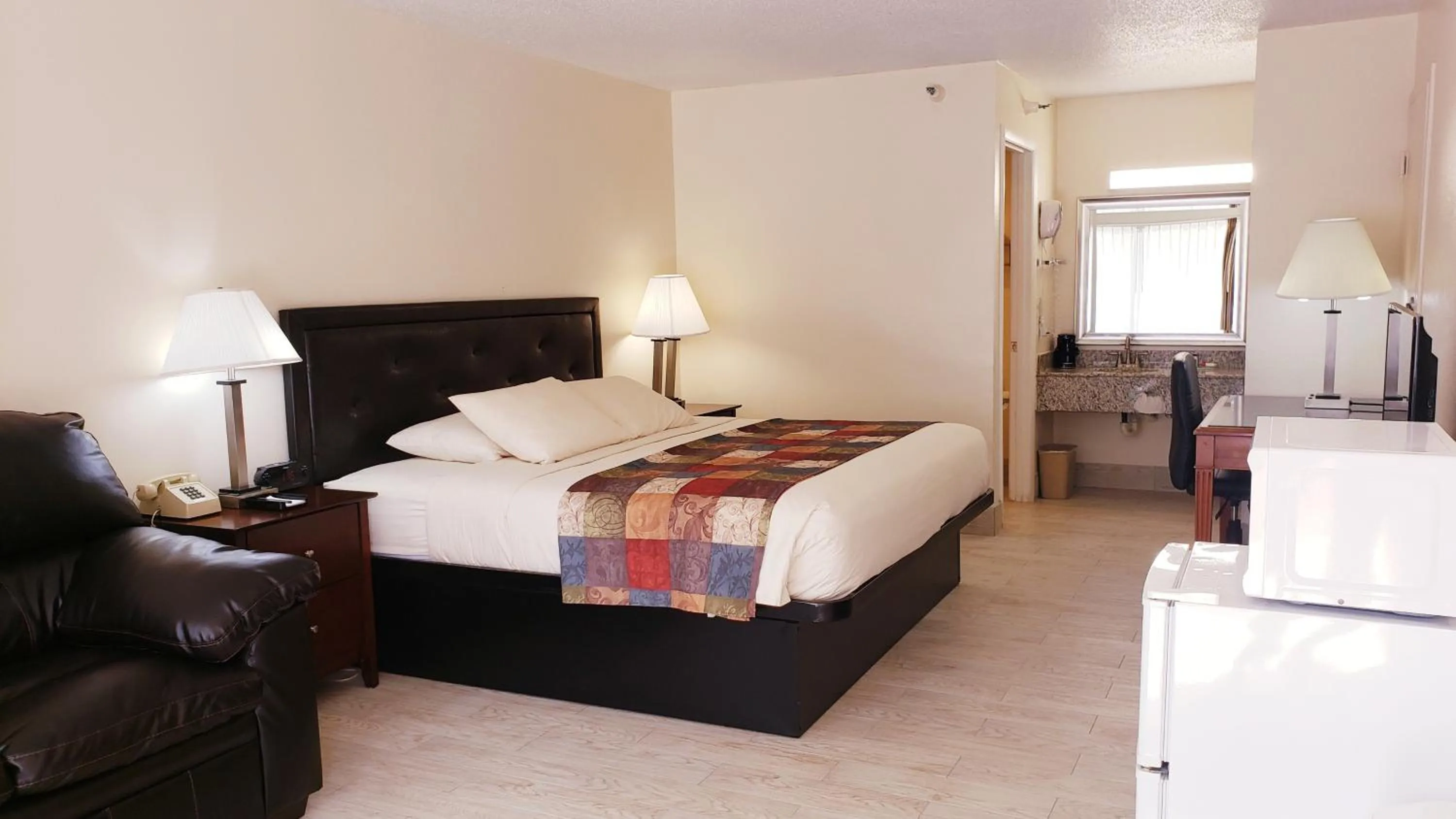 Photo of the whole room, Bed in Simple Rewards Inn