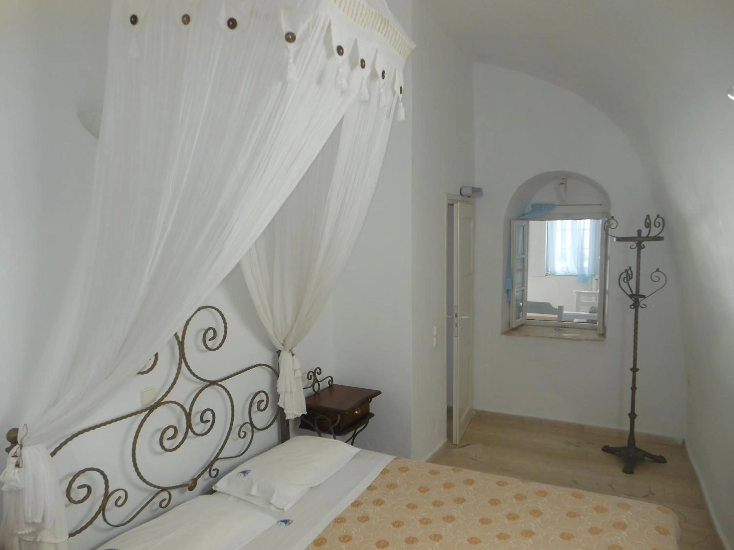 Decorative detail, Bed in Nomikos Villas