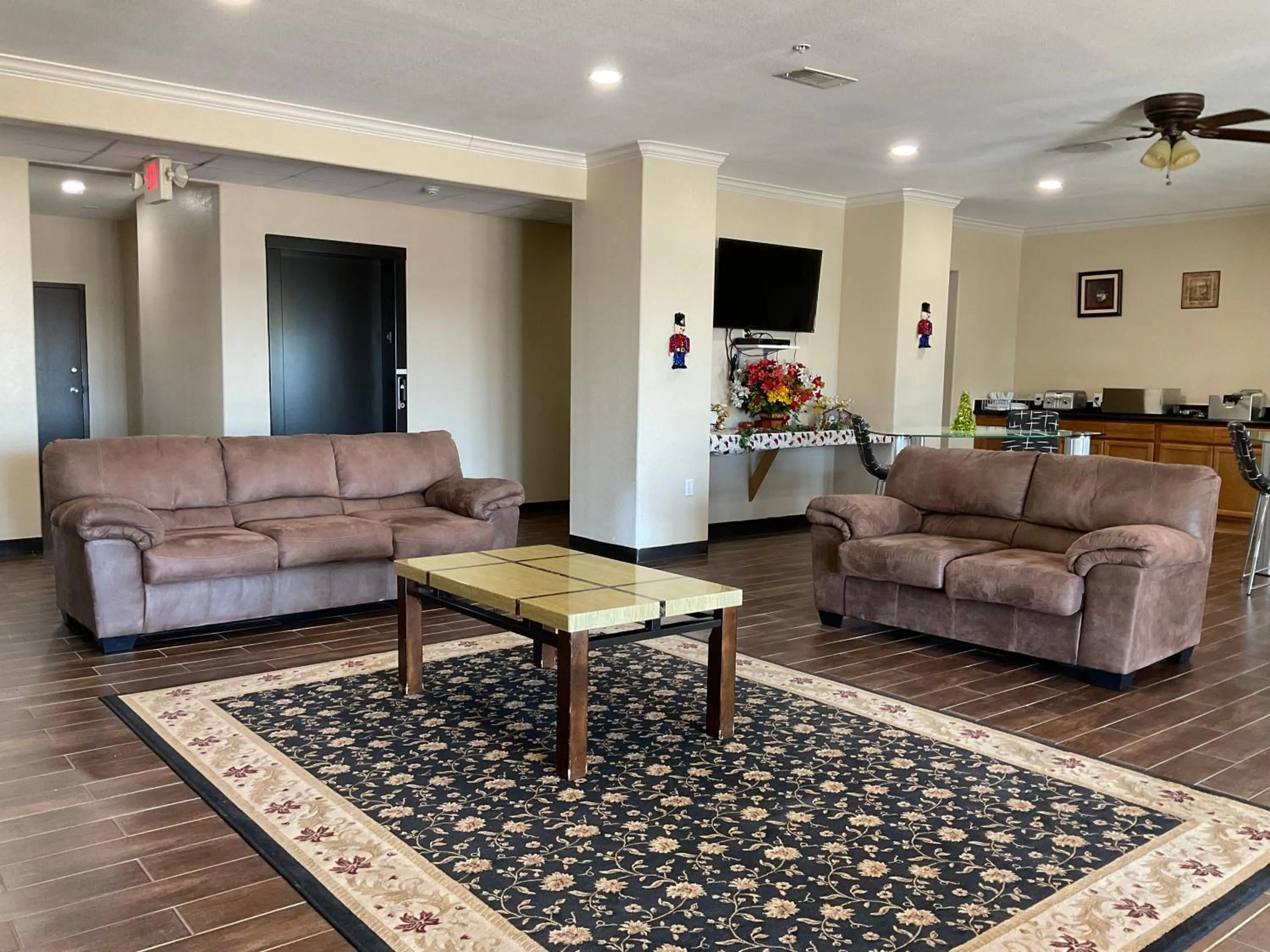 Communal lounge/ TV room in Yorktown Inn and Suites