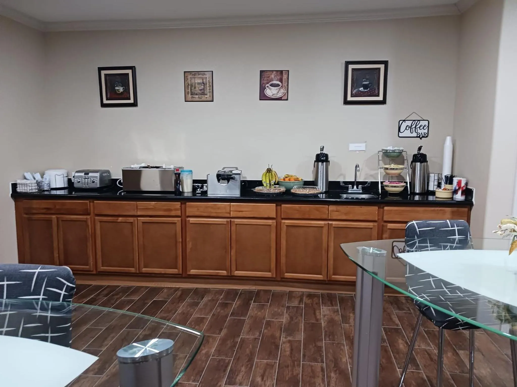 Dining area in Yorktown Inn and Suites