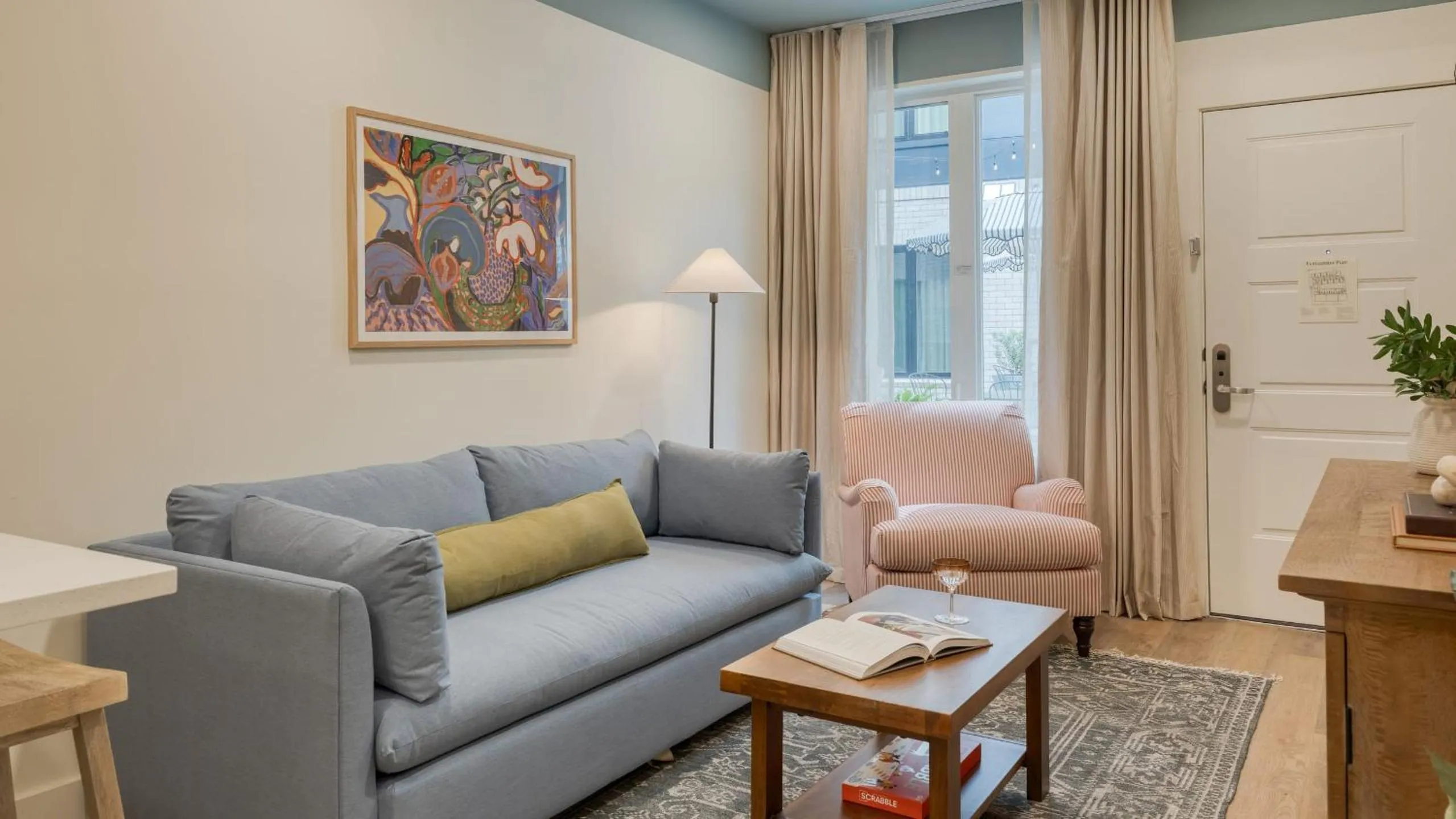 Living room in The Gilmore, an AvantStay Hotel