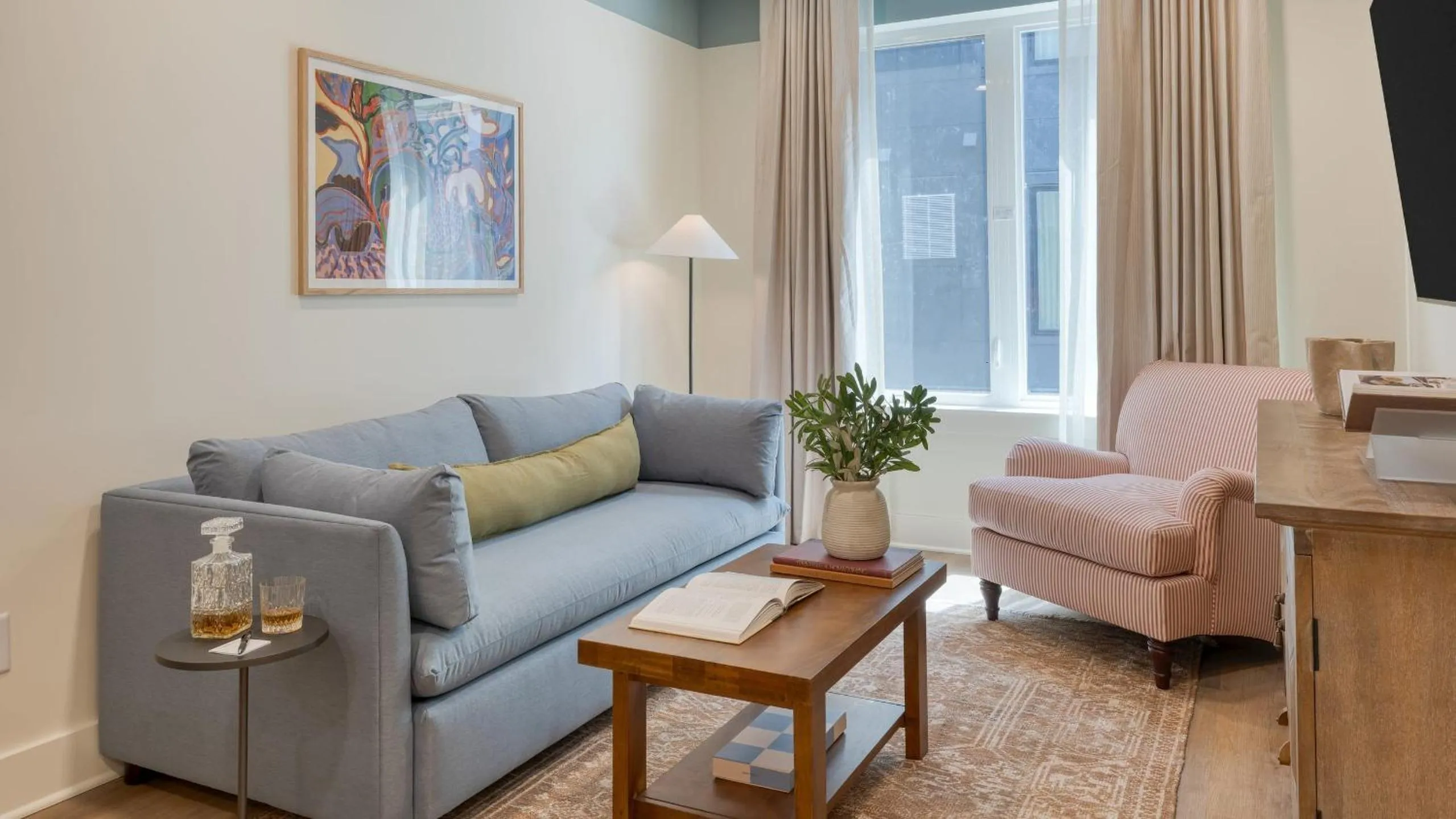 Living room in The Gilmore, an AvantStay Hotel