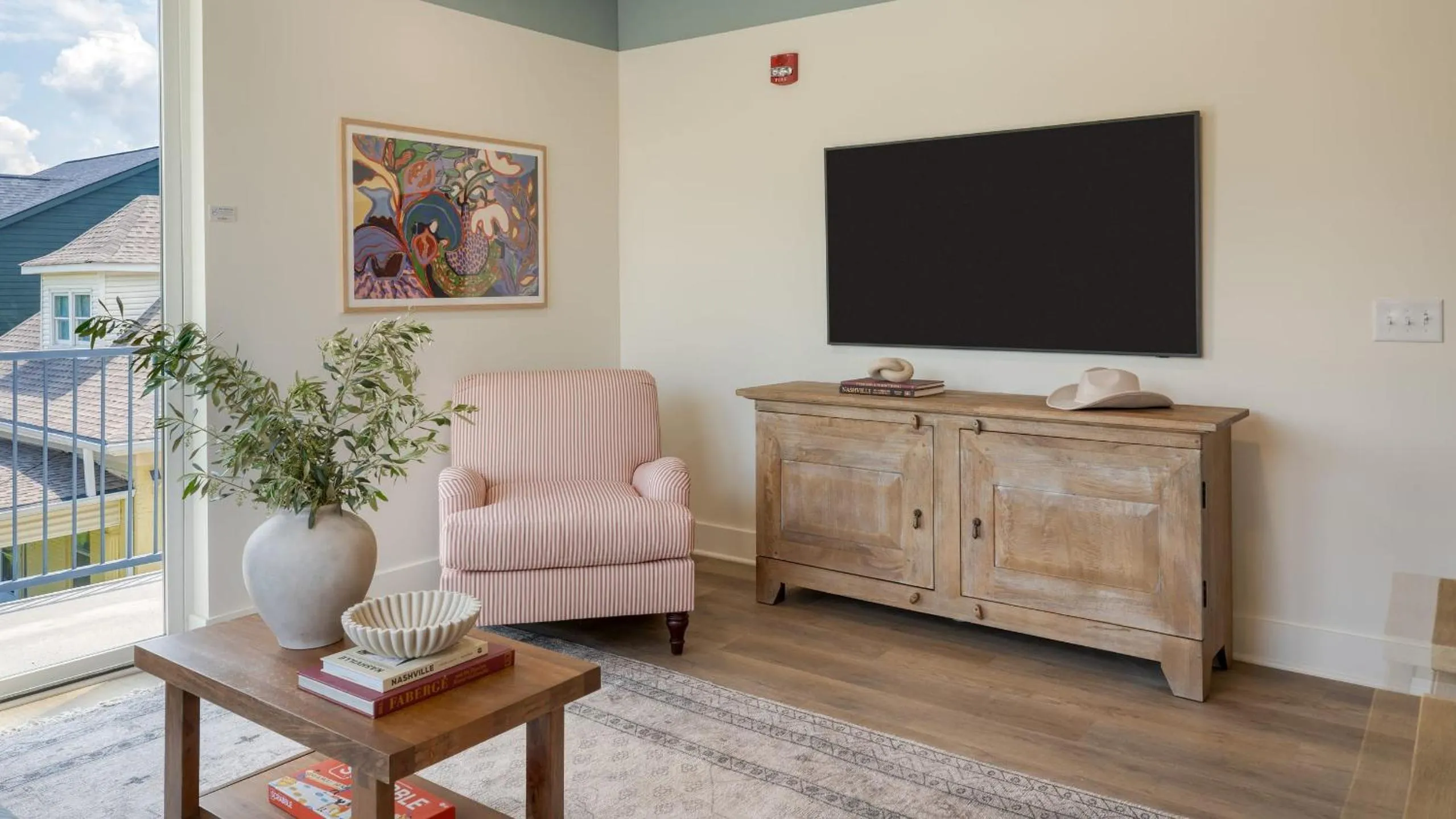 Living room in The Gilmore, an AvantStay Hotel