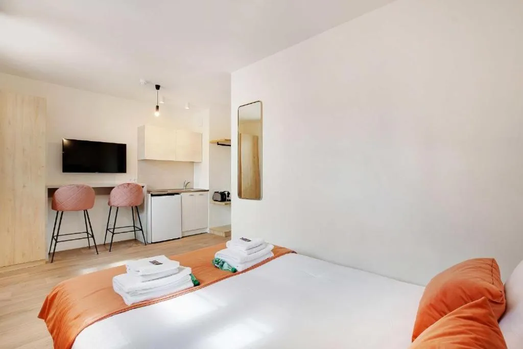 Kitchen or kitchenette, Bed in La Lumière de Paris