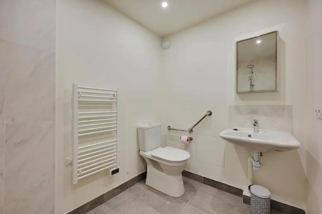 Bathroom in La Lumière de Paris