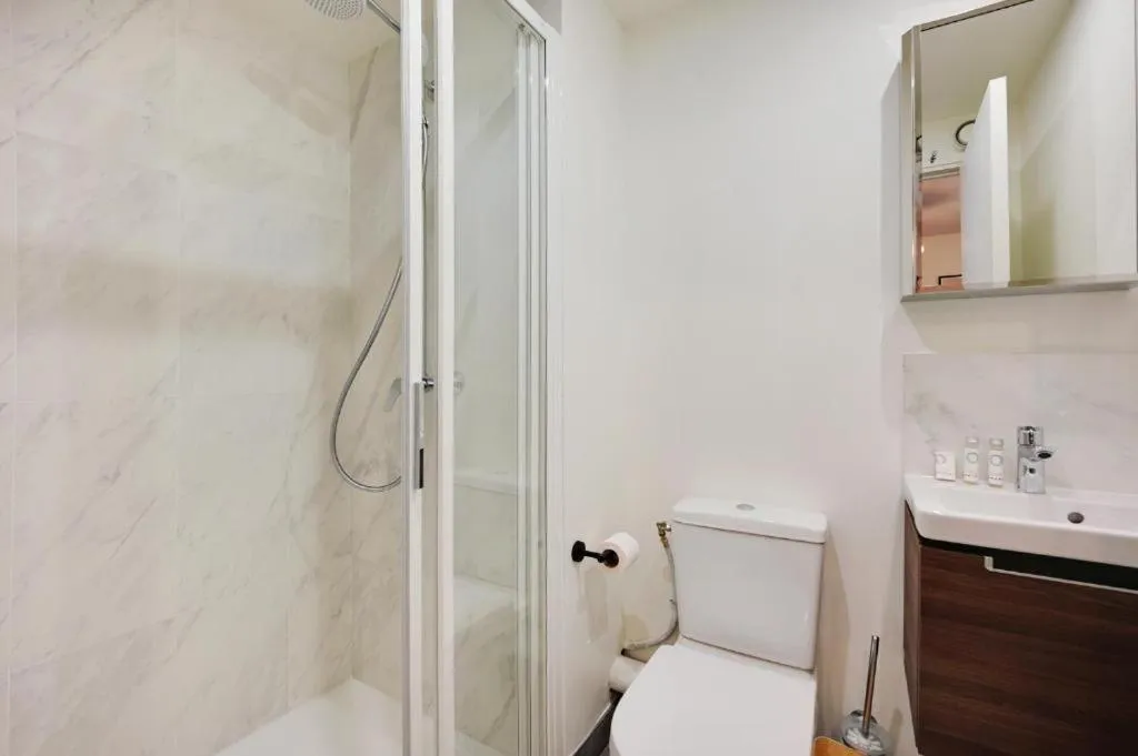 Bathroom in La Lumière de Paris