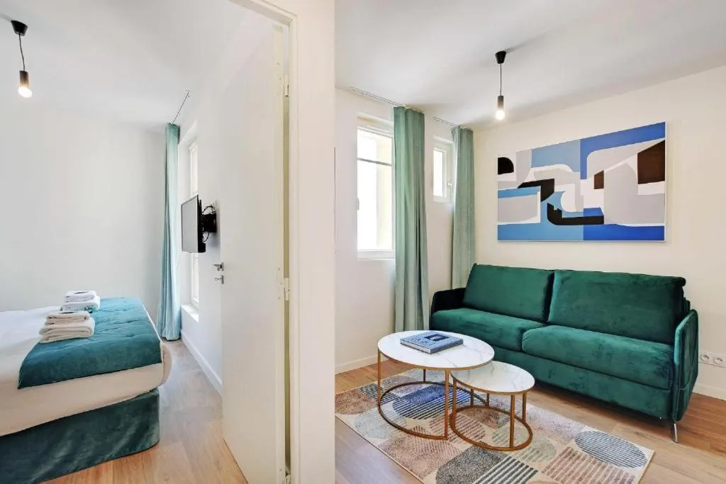 Living room, Bed in La Lumière de Paris