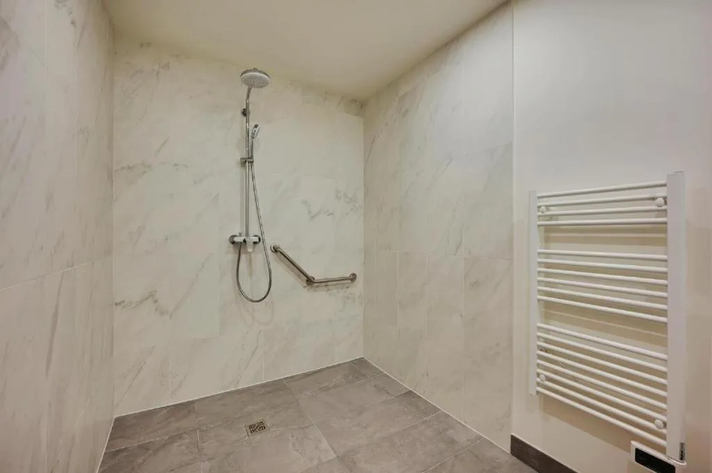 Shower in La Lumière de Paris