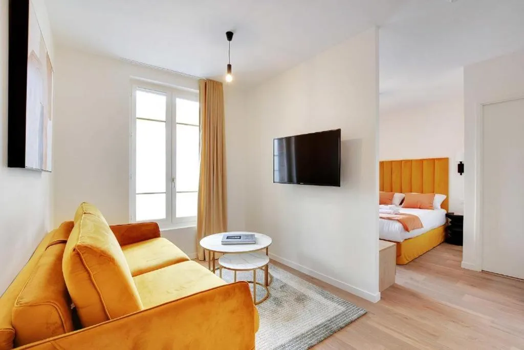 Living room, Bed in La Lumière de Paris