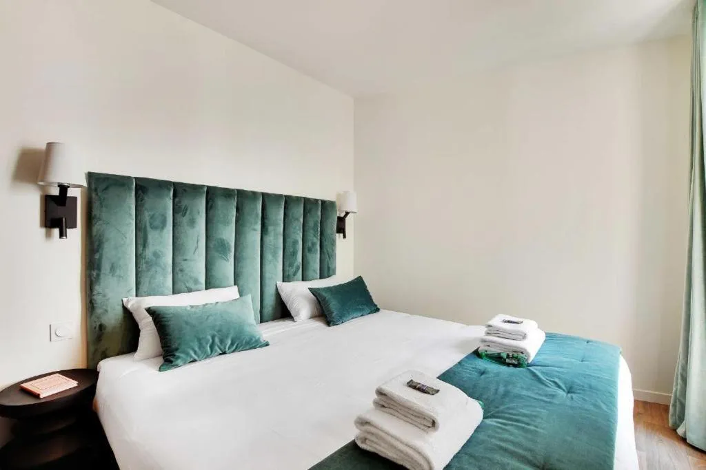 Bedroom, Bed in La Lumière de Paris