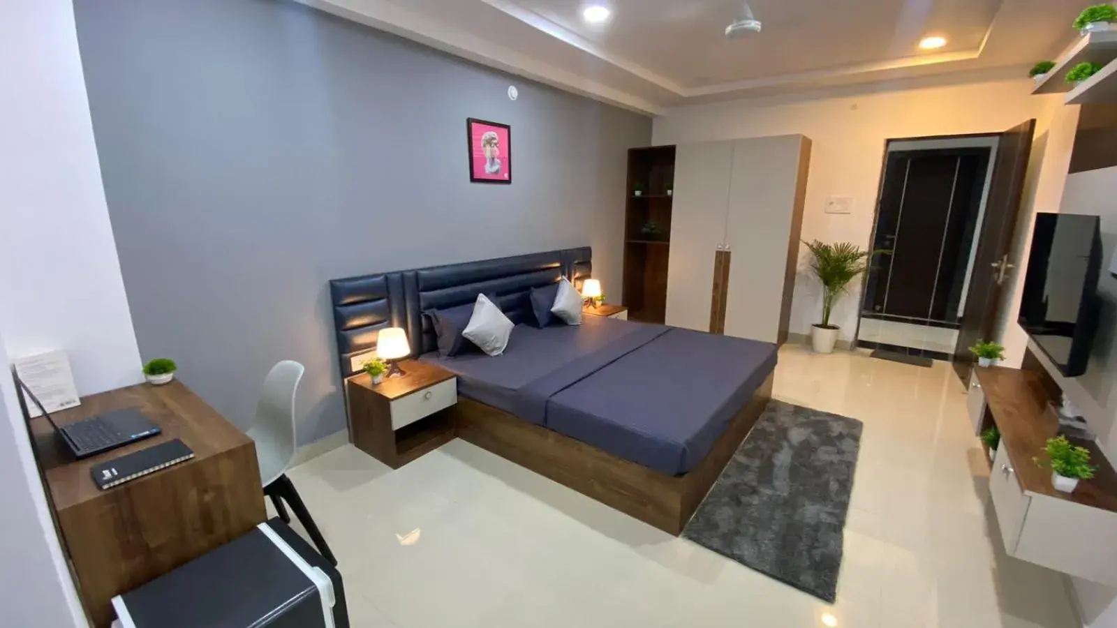 Deluxe King Room in Housr 78 Madhapur Hitech City Near Yashoda Hospital Deluxe King Room in Housr 78 Madhapur Hitech City Near Yashoda Hospital