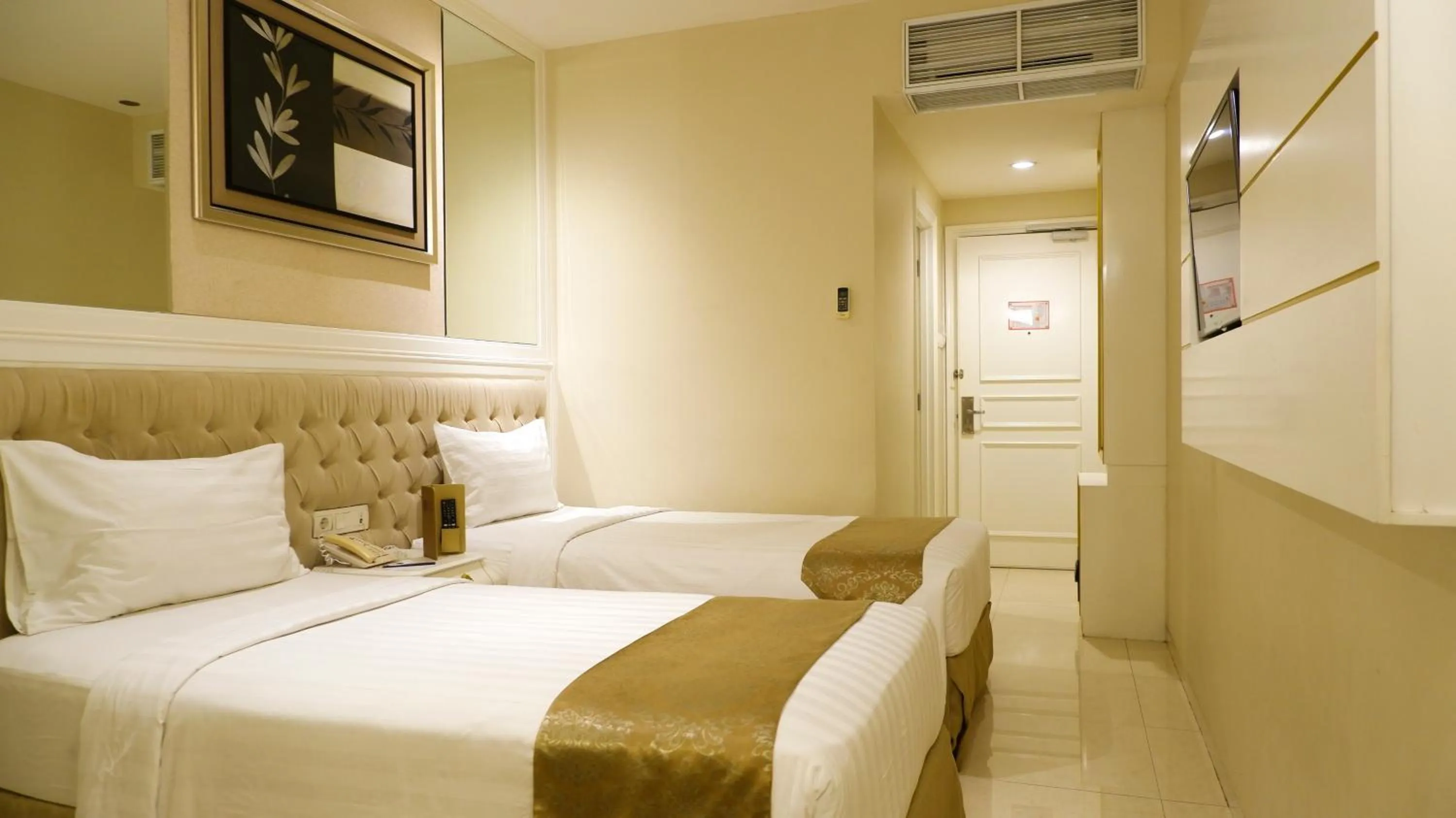 Bedroom, Bed in Grand Savero Hotel Bogor