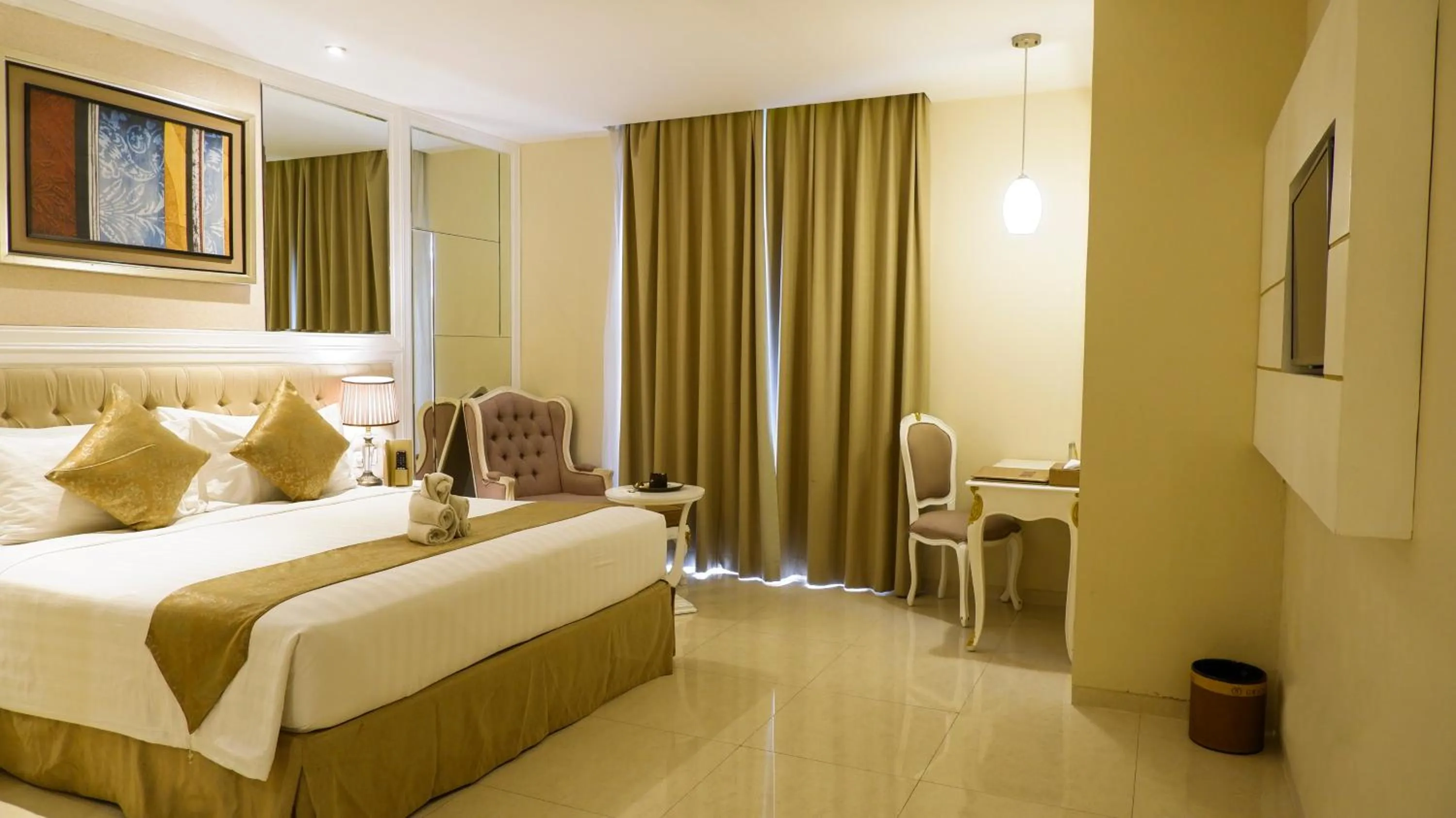 Bedroom, Bed in Grand Savero Hotel Bogor