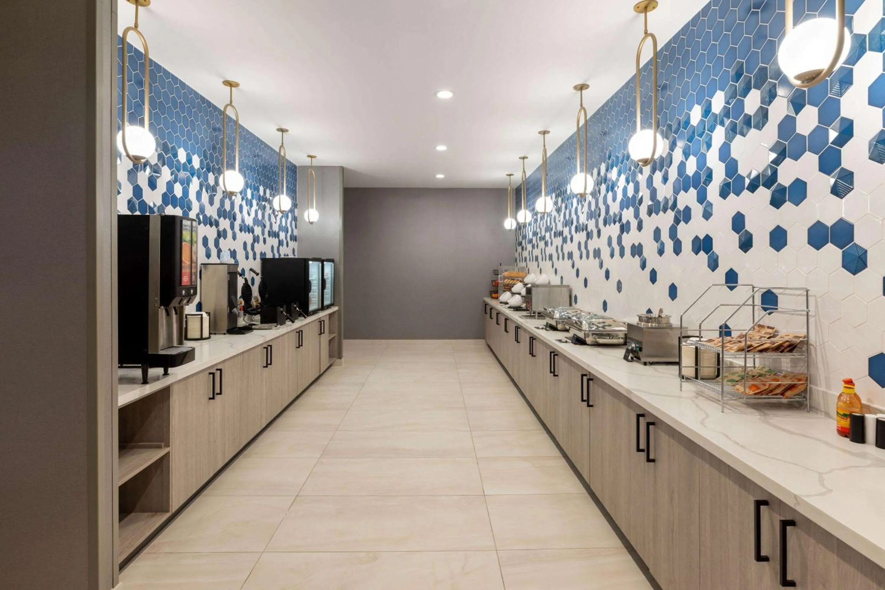 Breakfast in La Quinta Inn & Suites by Wyndham DeSoto