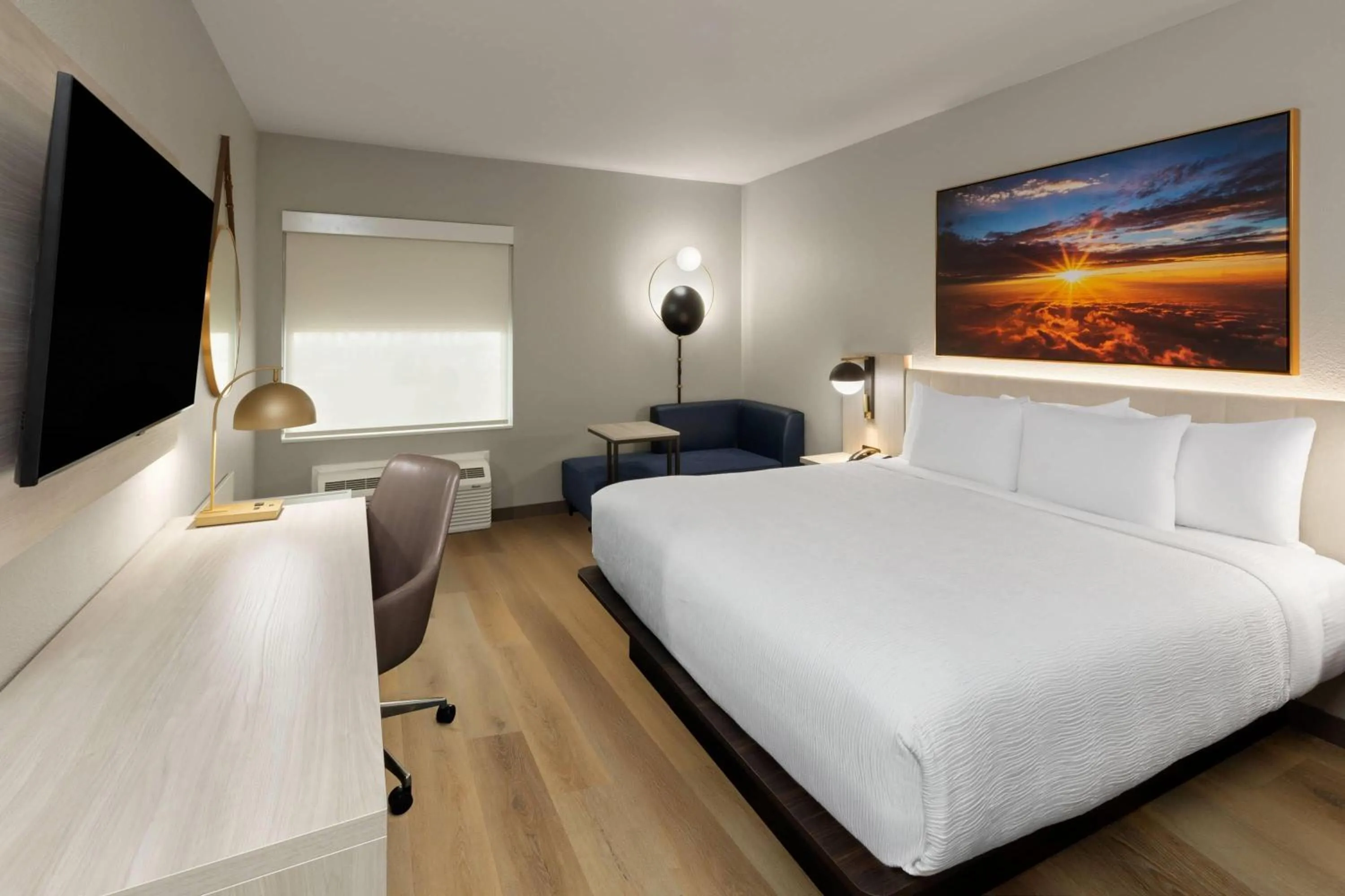 Photo of the whole room, Bed in La Quinta Inn & Suites by Wyndham DeSoto