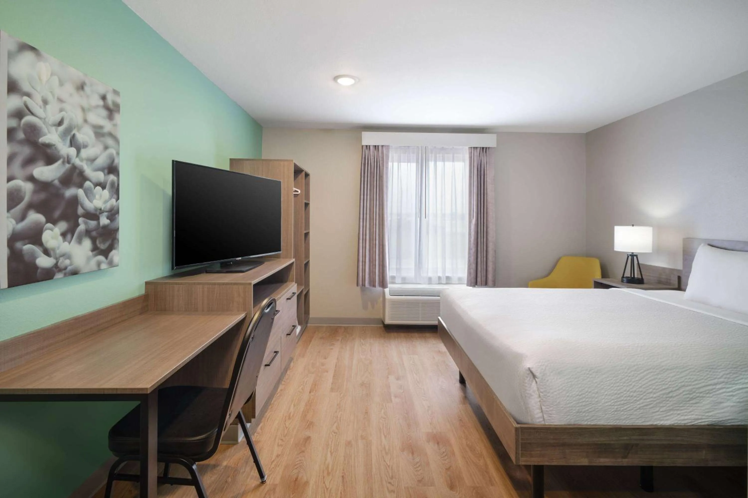 Photo of the whole room, Bed in ECHO Suites Extended Stay by Wyndham Richmond West