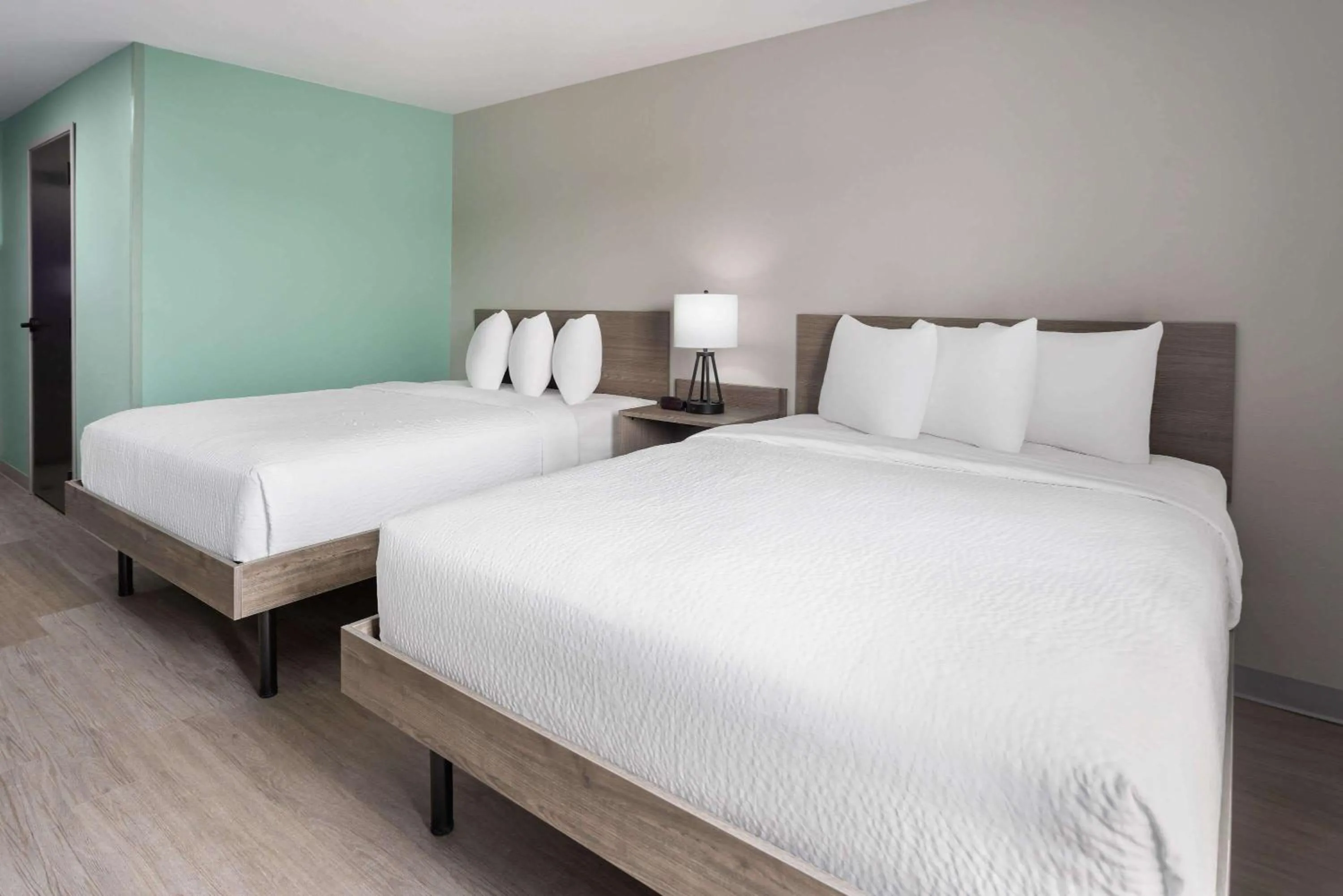 Photo of the whole room, Bed in ECHO Suites Extended Stay by Wyndham Richmond West