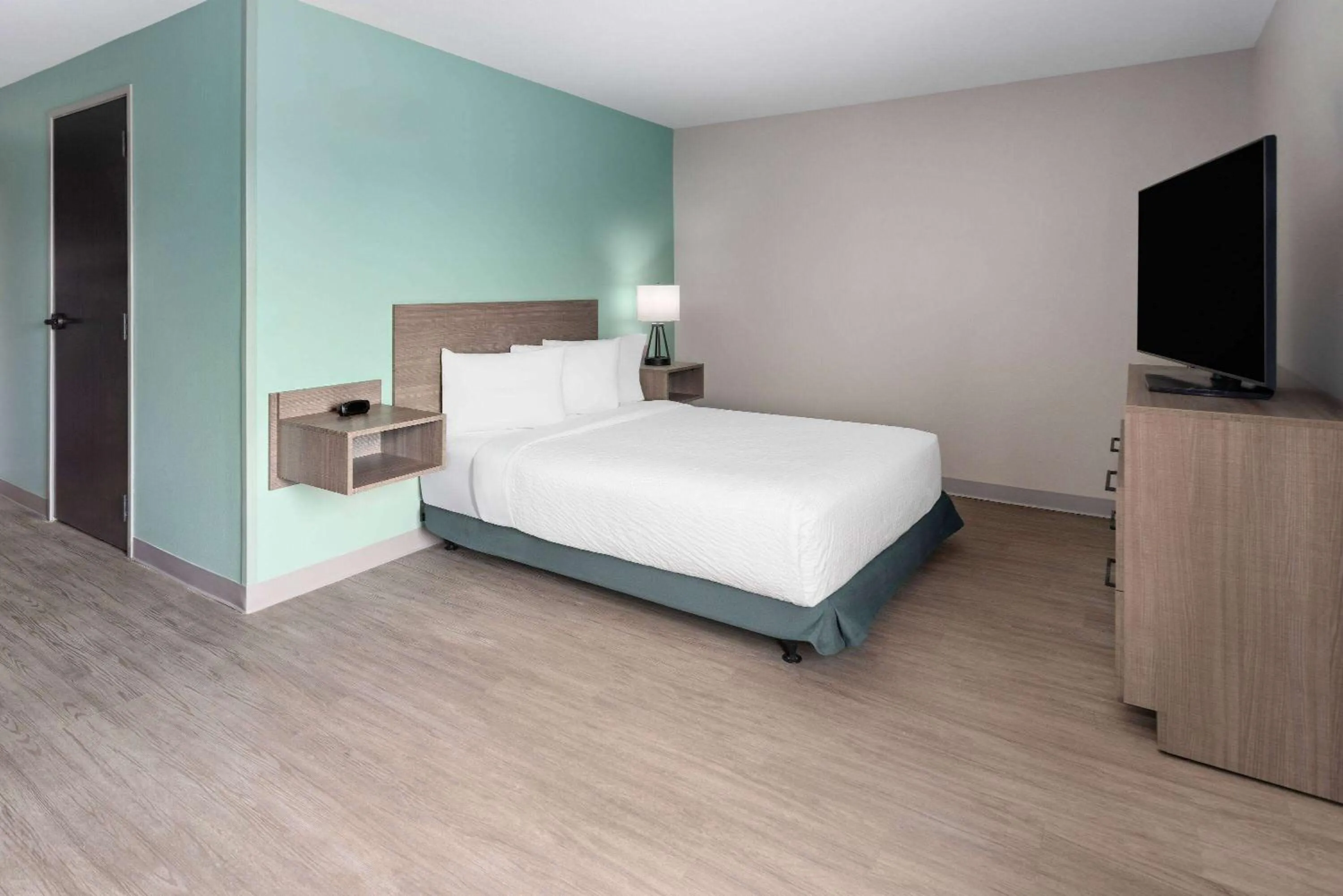 Photo of the whole room, Bed in ECHO Suites Extended Stay by Wyndham Richmond West