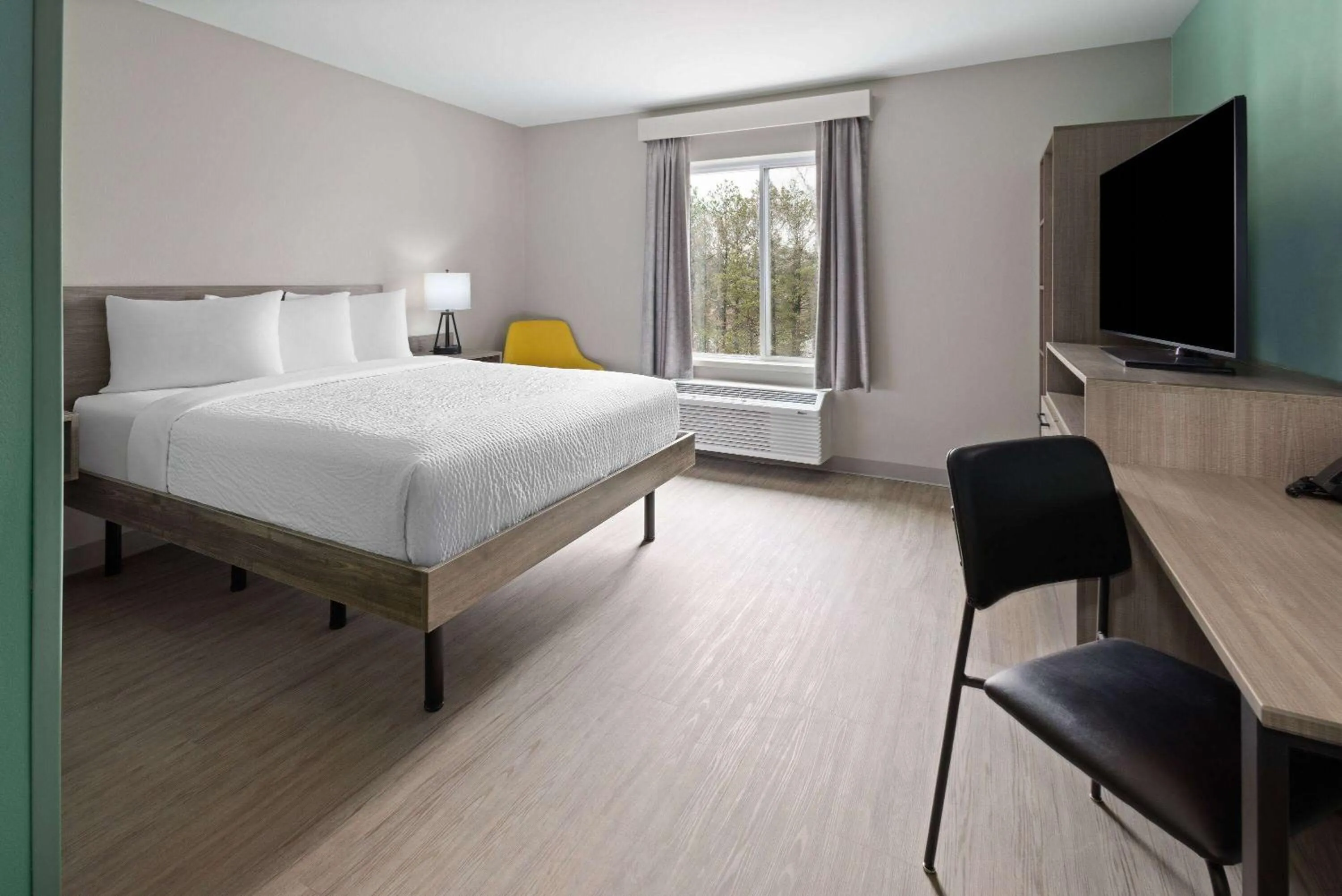 Photo of the whole room, Bed in ECHO Suites Extended Stay by Wyndham Richmond West