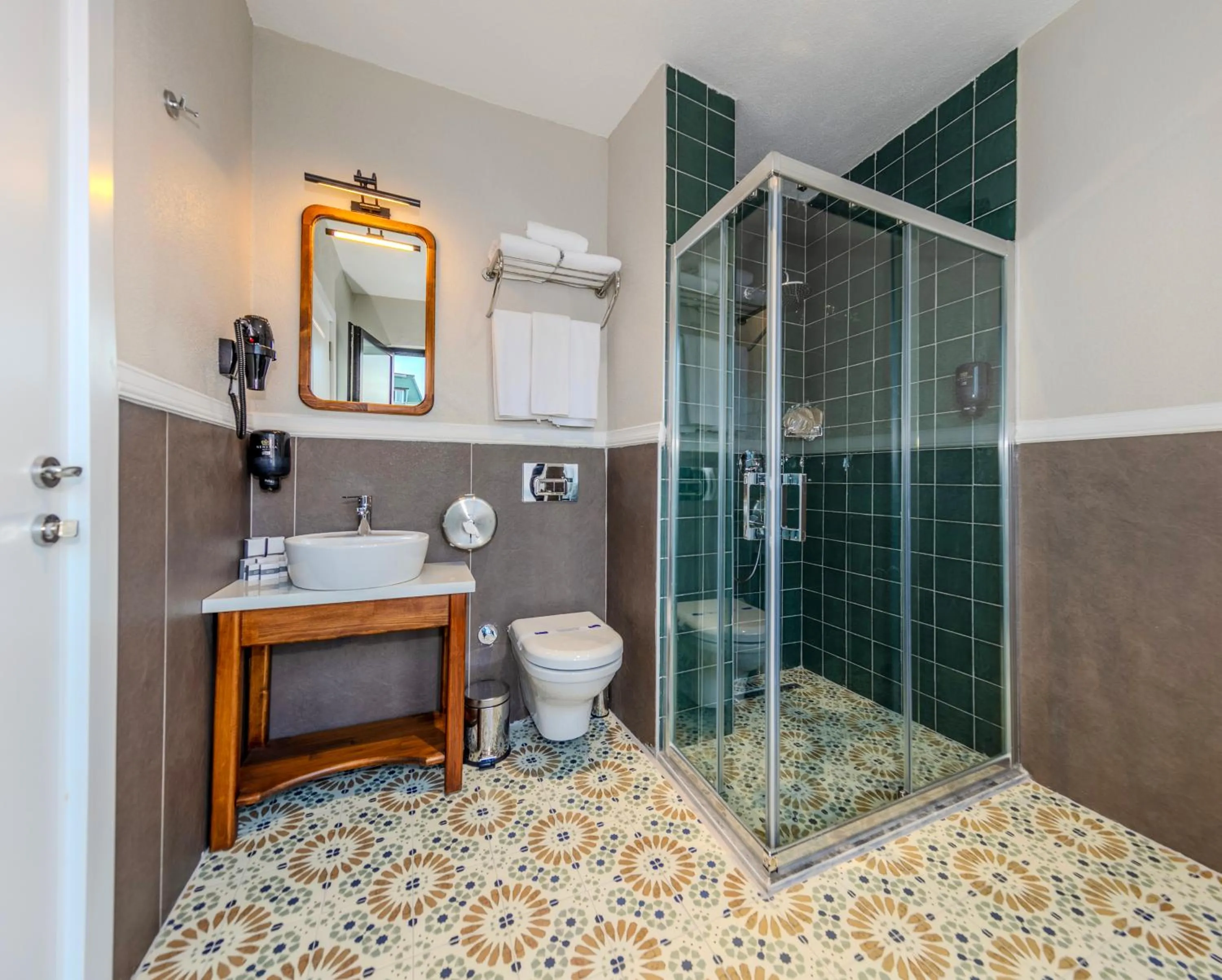 Shower in Nenessa Airport Hotel